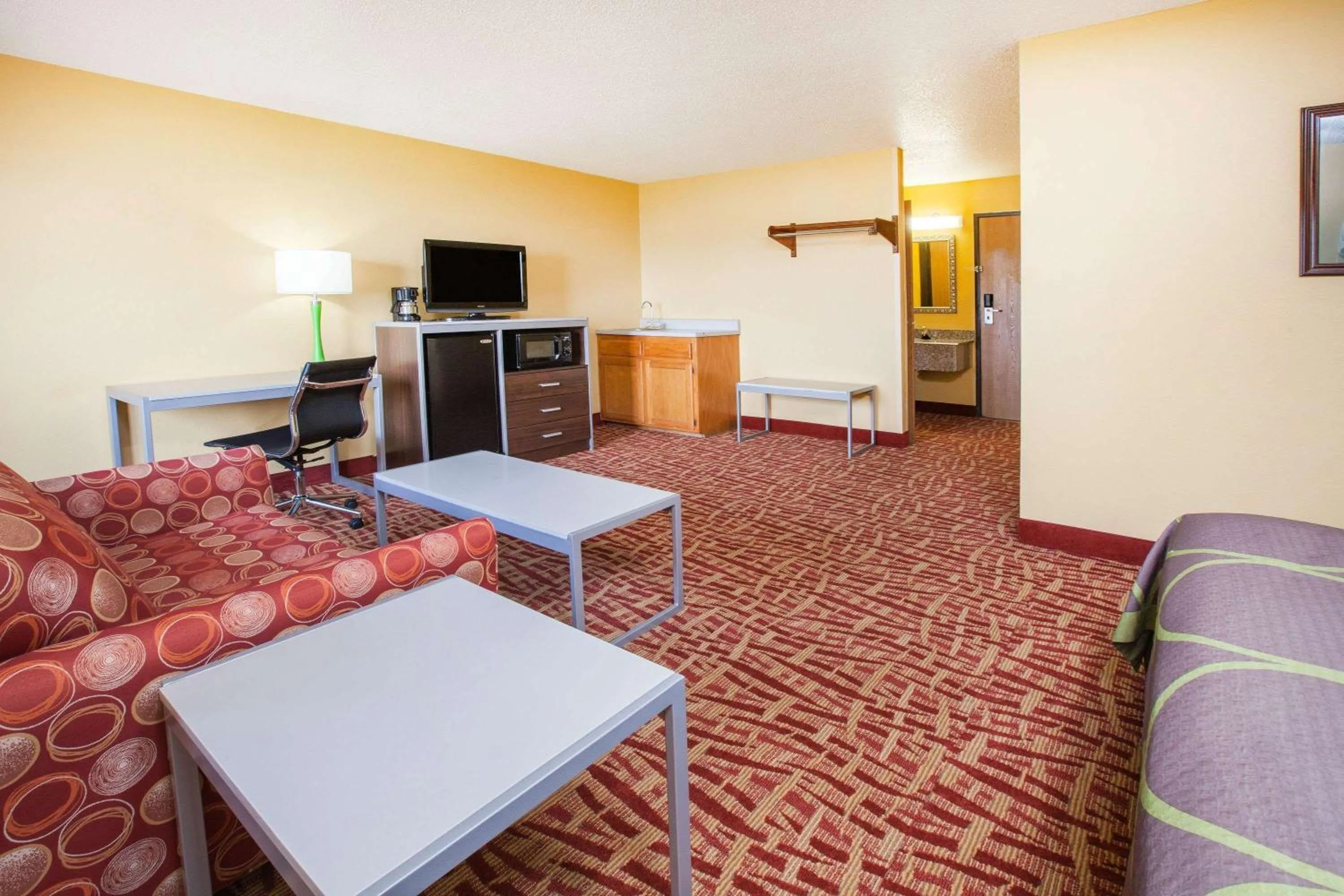 Photo of the whole room, Bed in Super 8 by Wyndham Van Buren/Ft. Smith Area