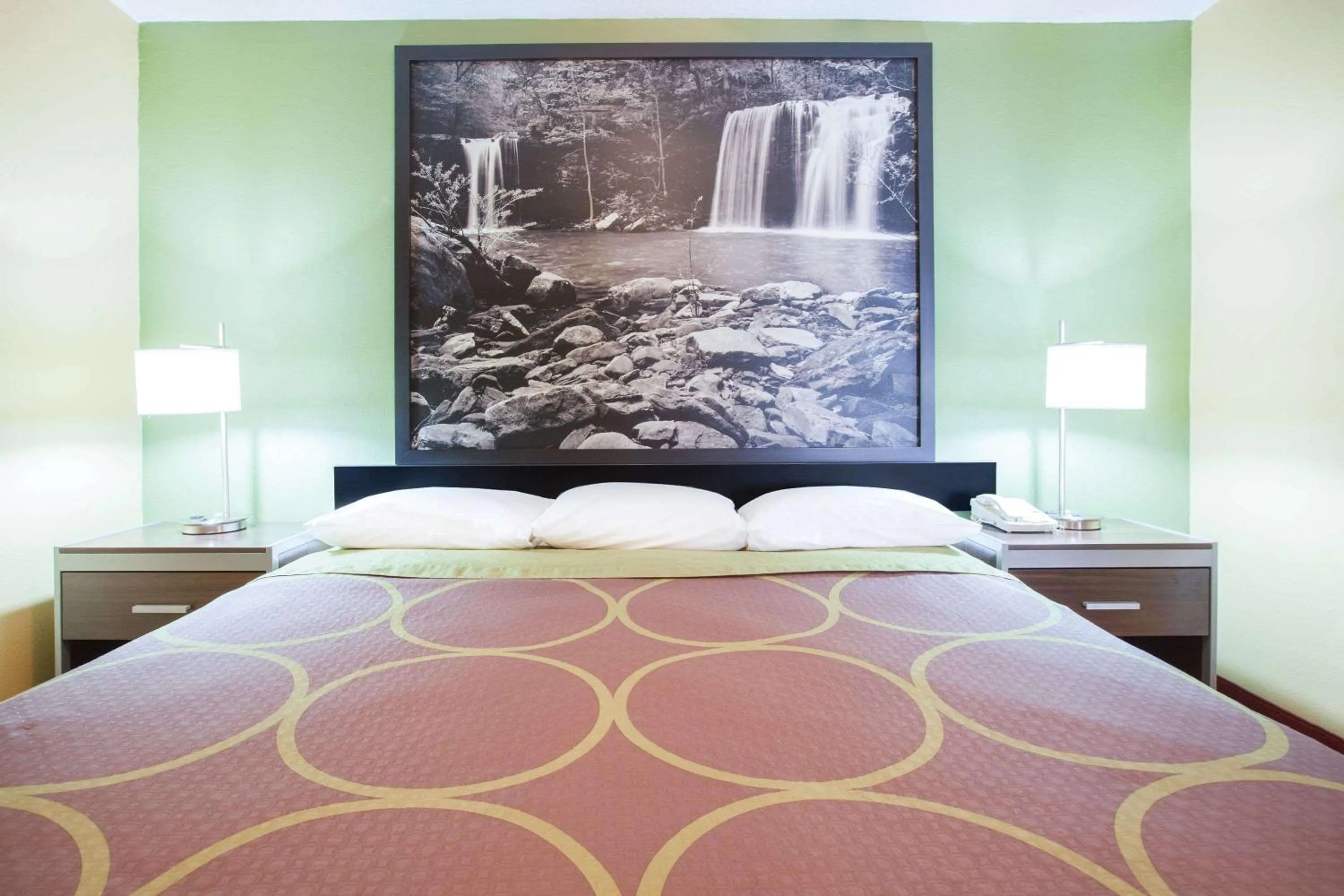 Photo of the whole room, Bed in Super 8 by Wyndham Van Buren/Ft. Smith Area