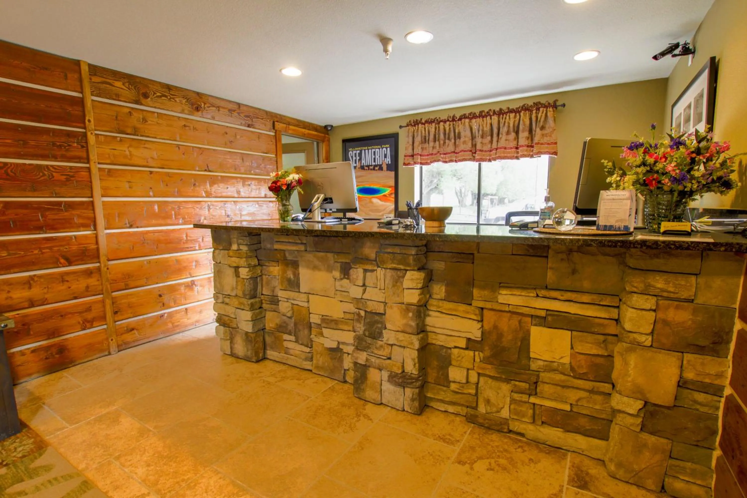 Lobby or reception in Travelodge by Wyndham Gardiner Yellowstone Park North Entr