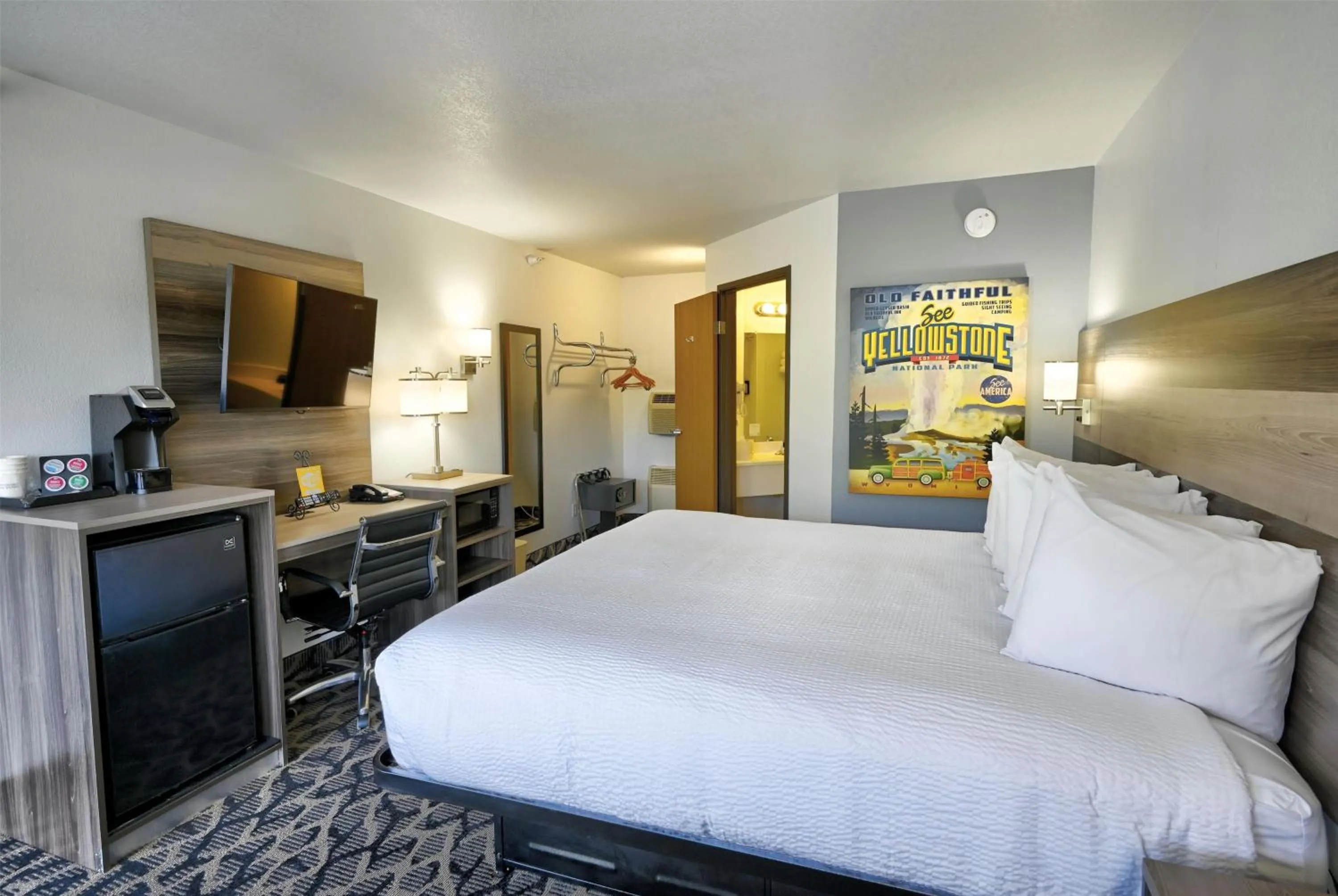 Photo of the whole room, Bed in Travelodge by Wyndham Gardiner Yellowstone Park North Entr