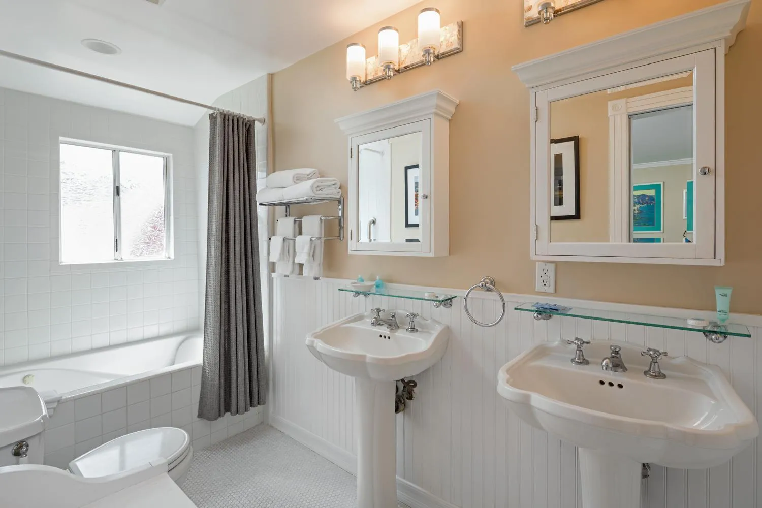 Bathroom in Glenmore Plaza Hotel