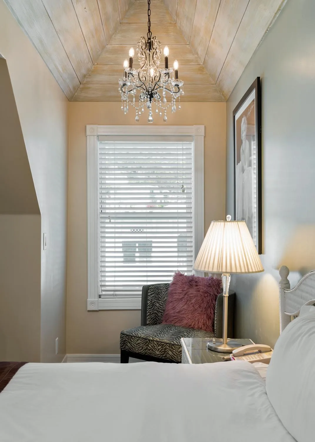 Mountain view, Bed in Glenmore Plaza Hotel