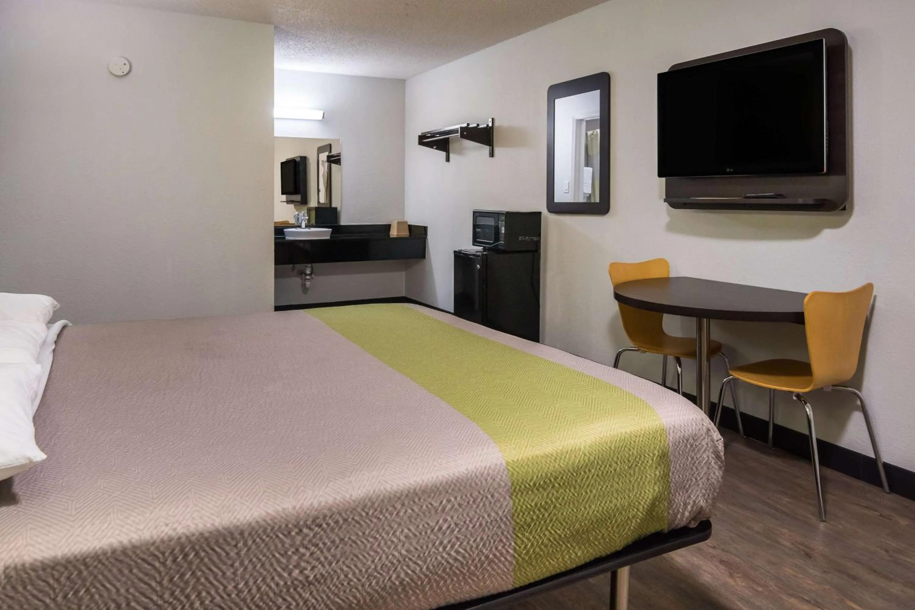 Photo of the whole room, Bed in Motel 6 Irving - Loop 12