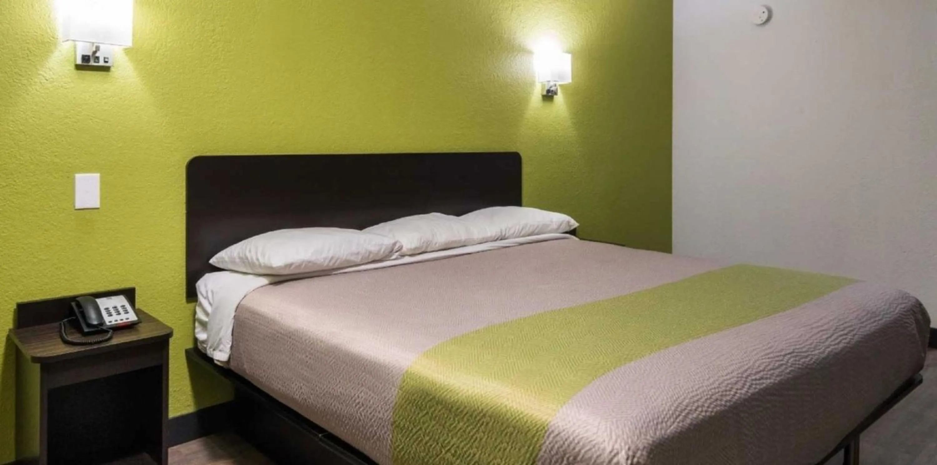 Bed in Motel 6 Irving - Loop 12