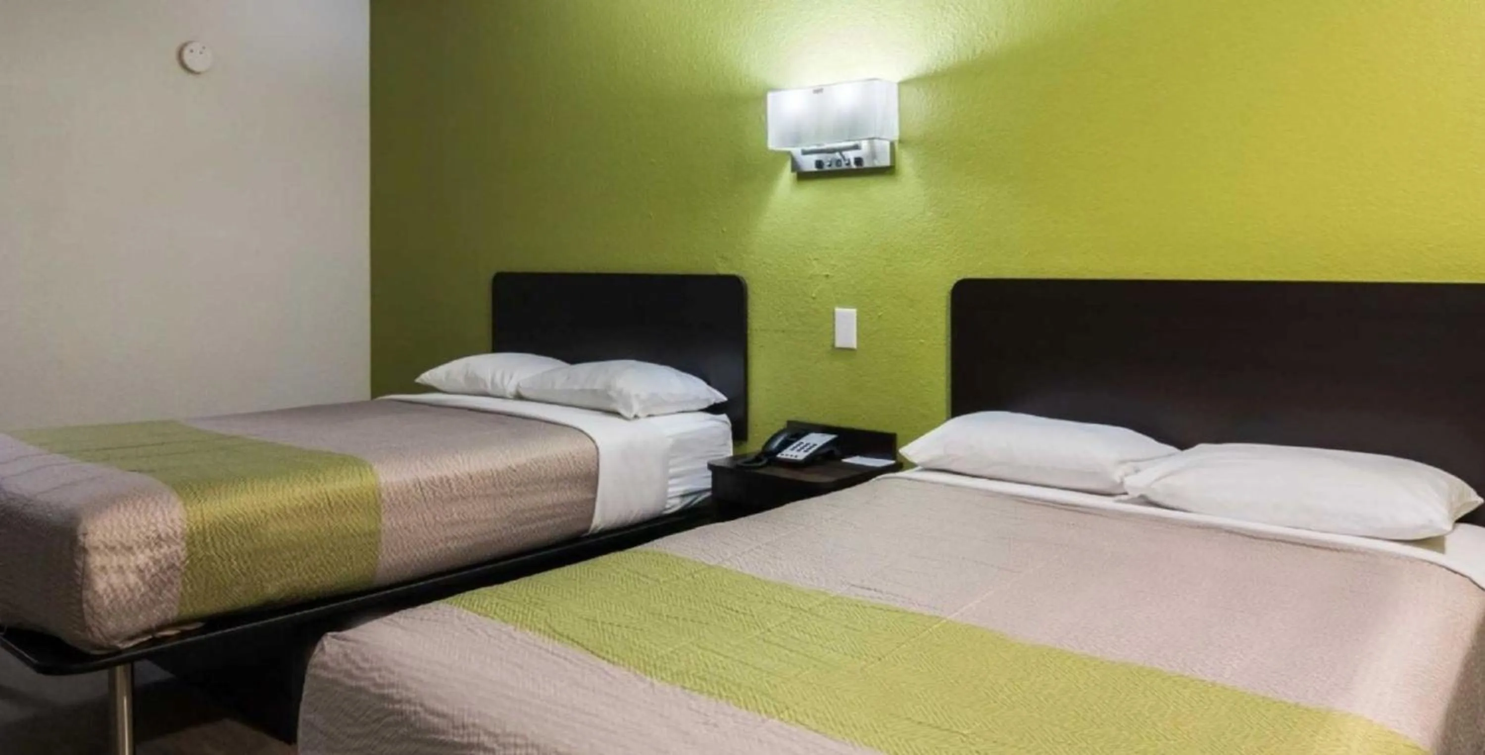 Bedroom, Bed in Motel 6 Irving - Loop 12