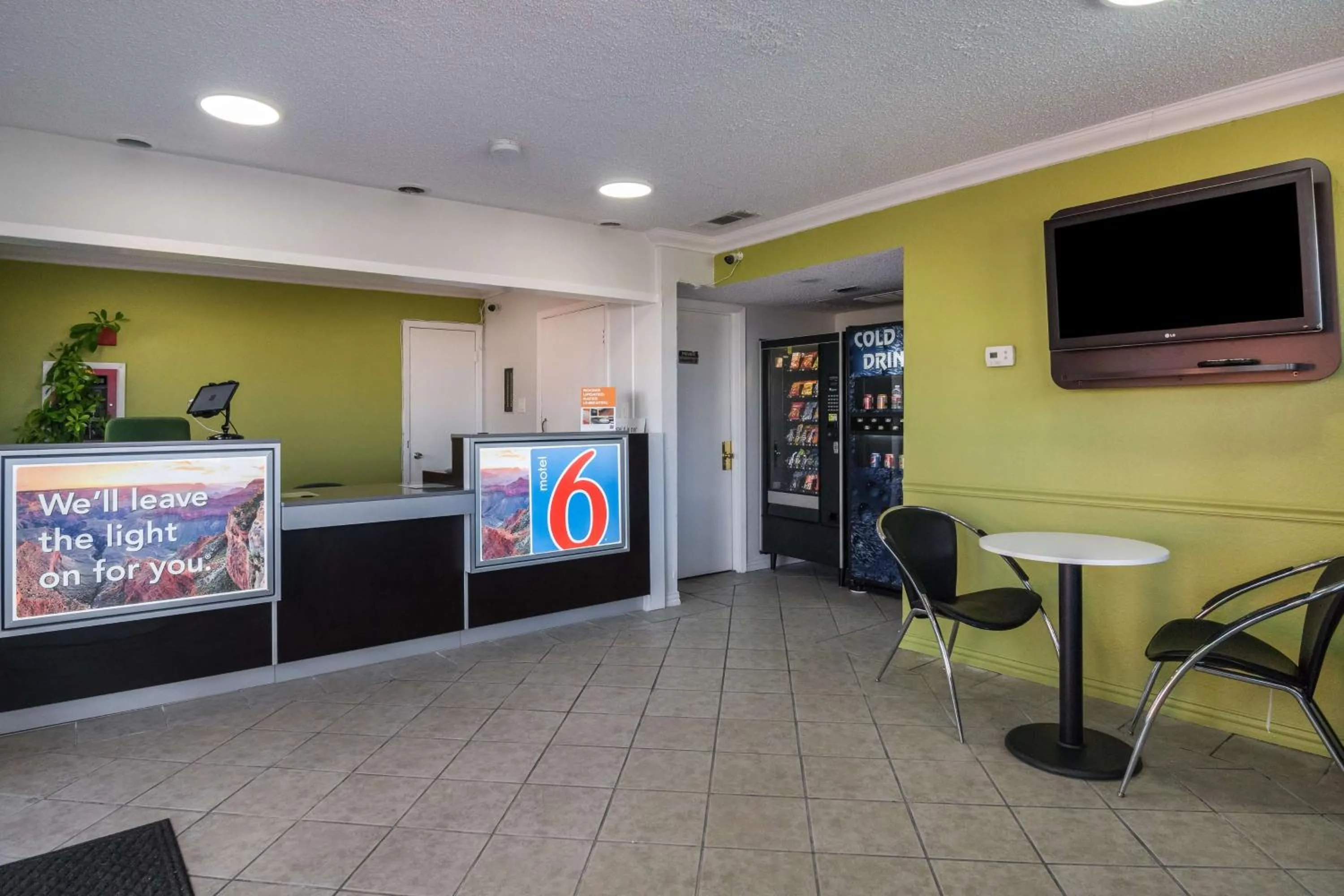 Lobby or reception in Motel 6 Irving - Loop 12