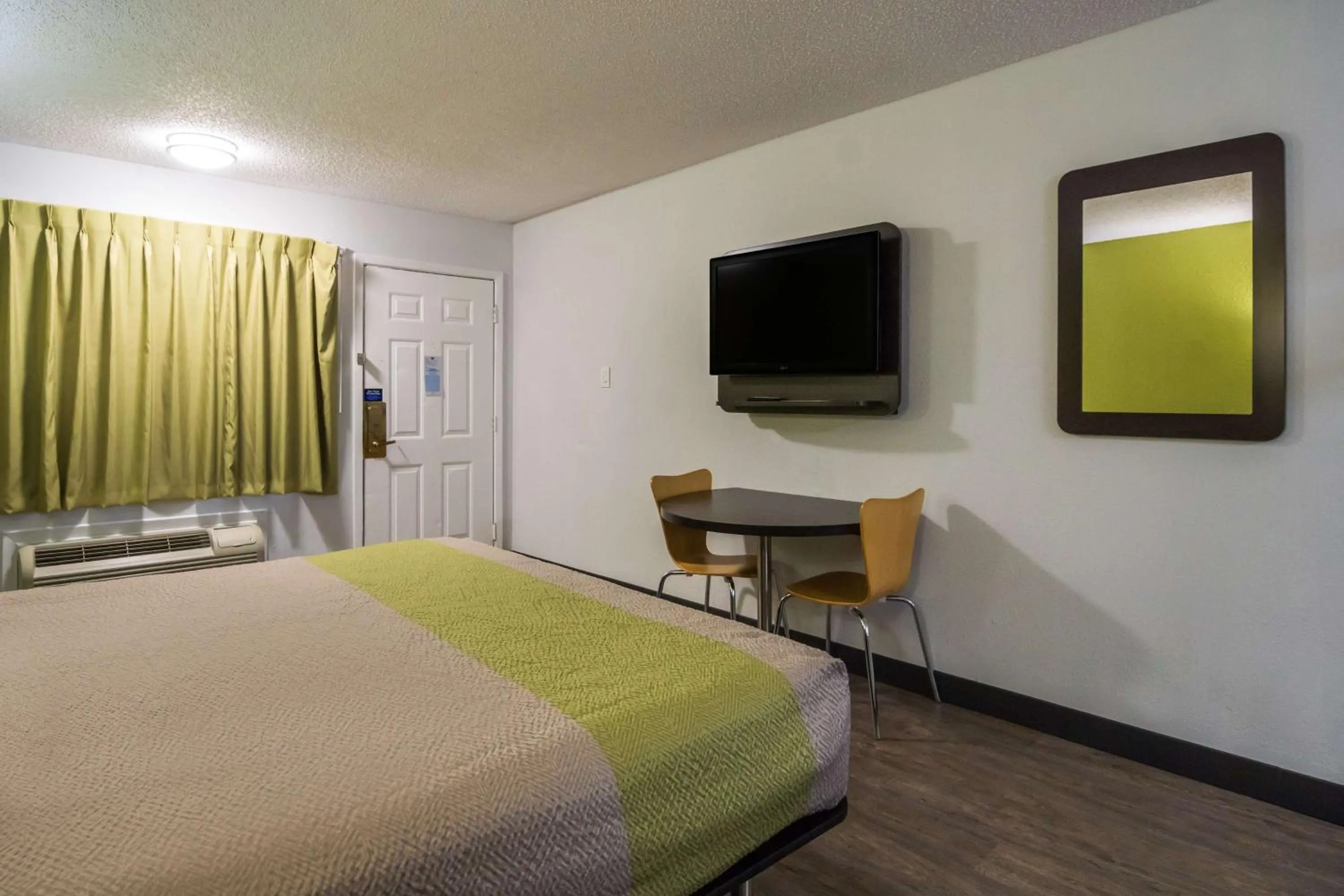 Photo of the whole room, Bed in Motel 6 Irving - Loop 12