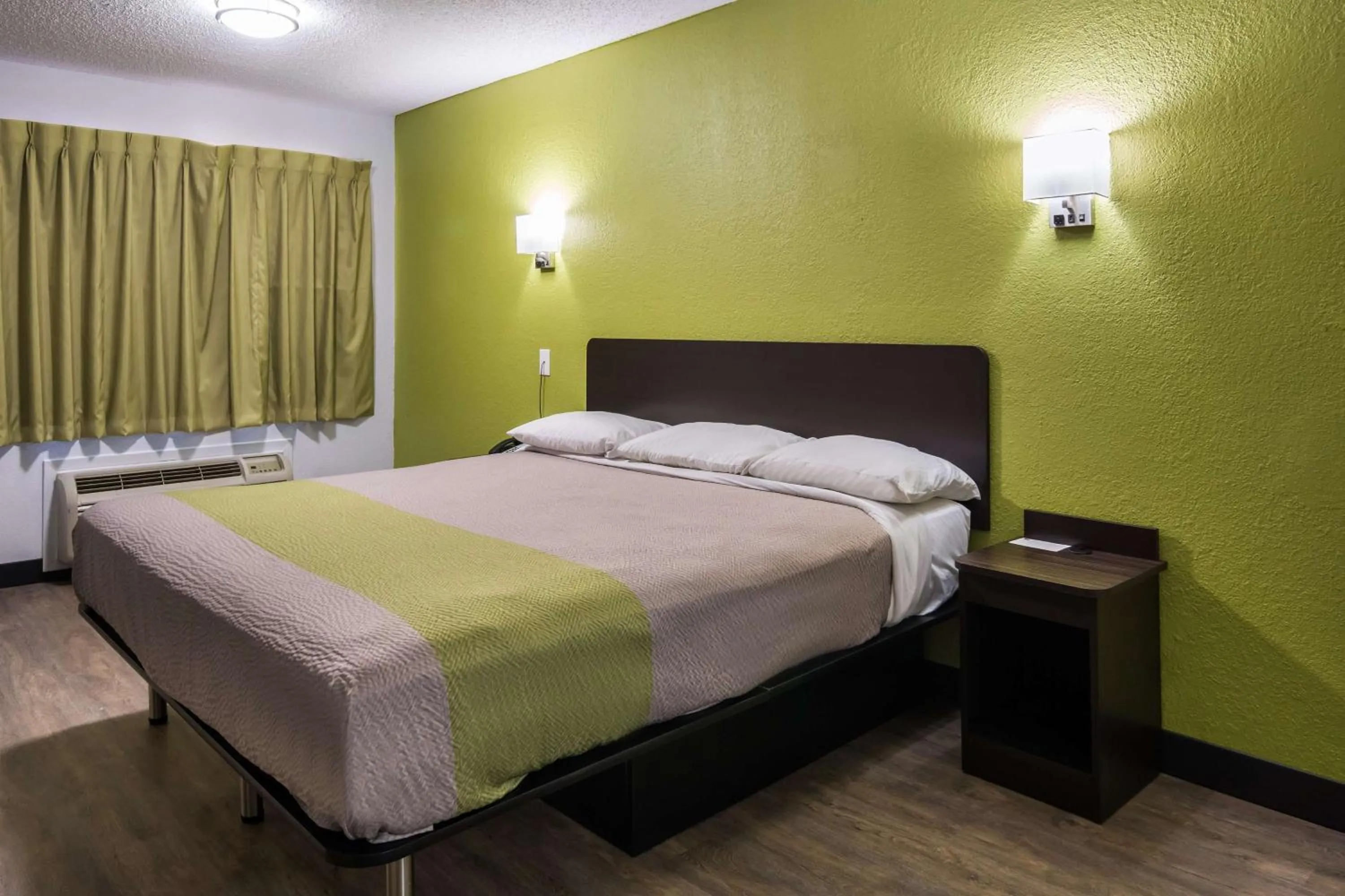 Photo of the whole room, Bed in Motel 6 Irving - Loop 12