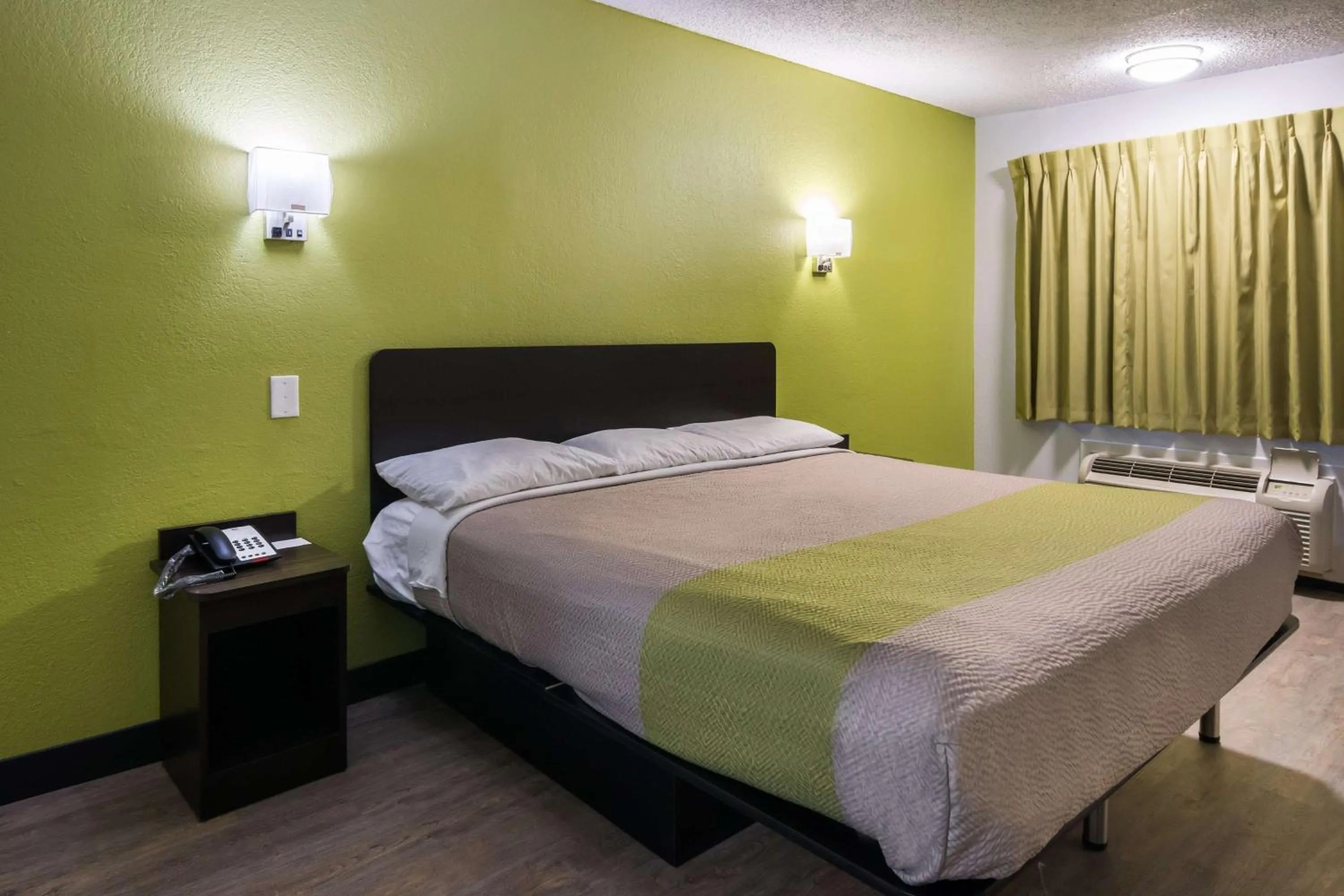 Photo of the whole room, Bed in Motel 6 Irving - Loop 12