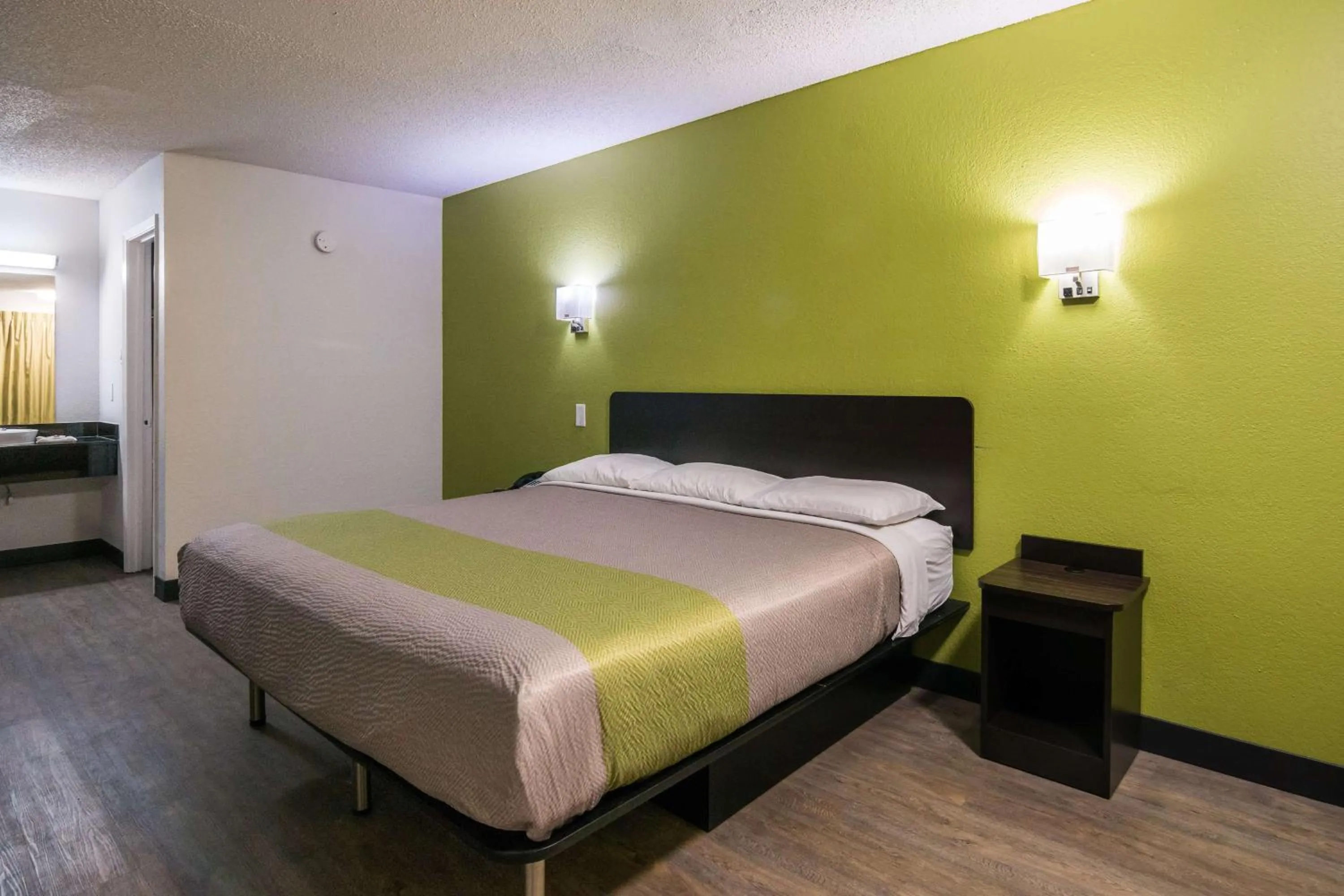 Photo of the whole room, Bed in Motel 6 Irving - Loop 12