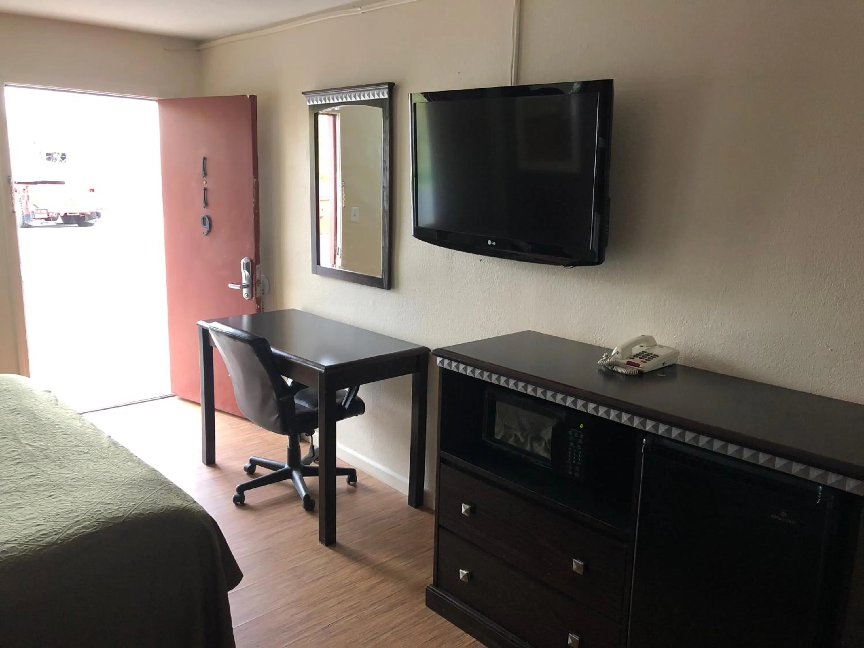 Bed in Crossroads Inn