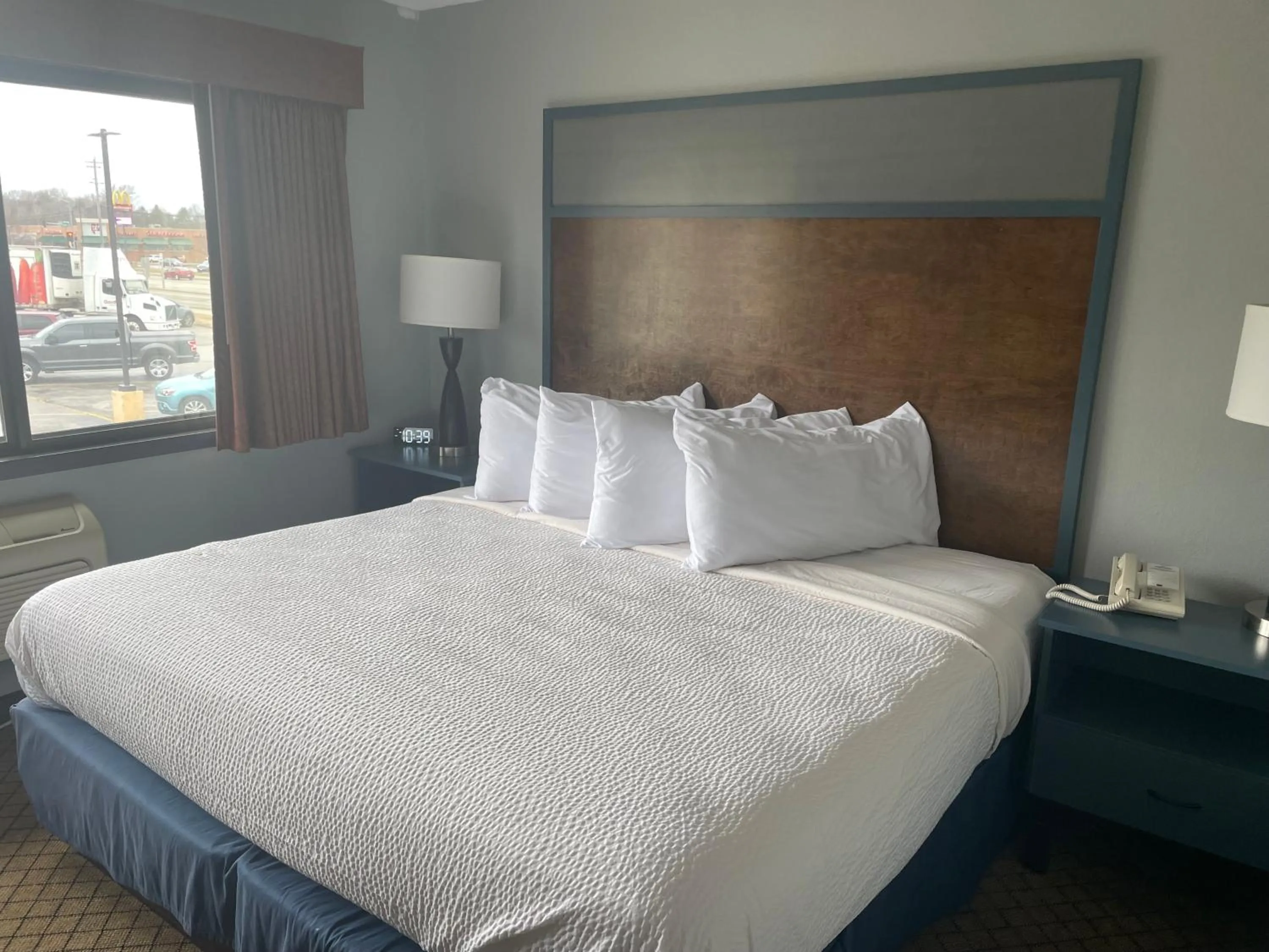 Bedroom, Bed in AmericInn by Wyndham Hartford WI