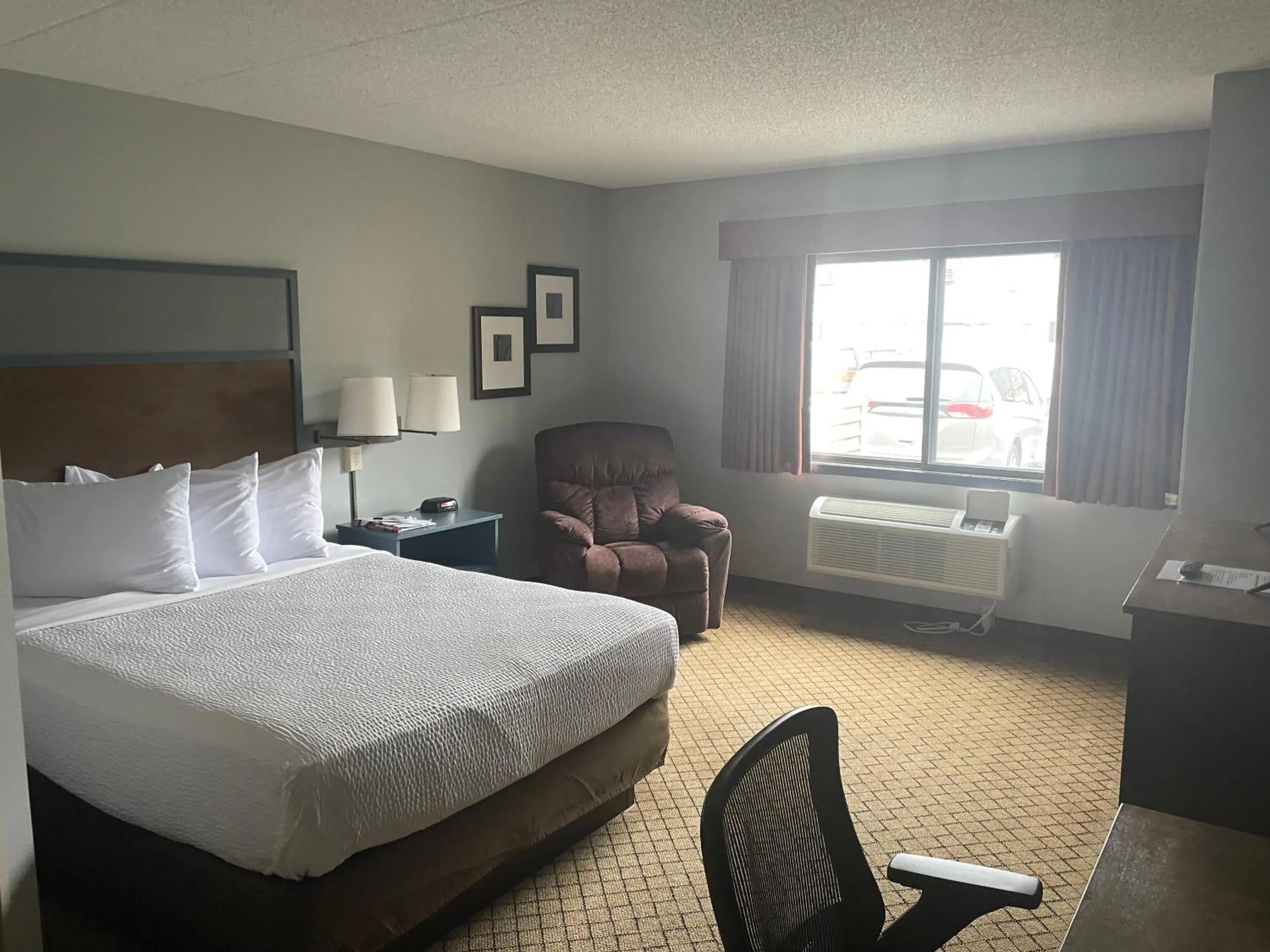 Photo of the whole room, Bed in AmericInn by Wyndham Hartford WI