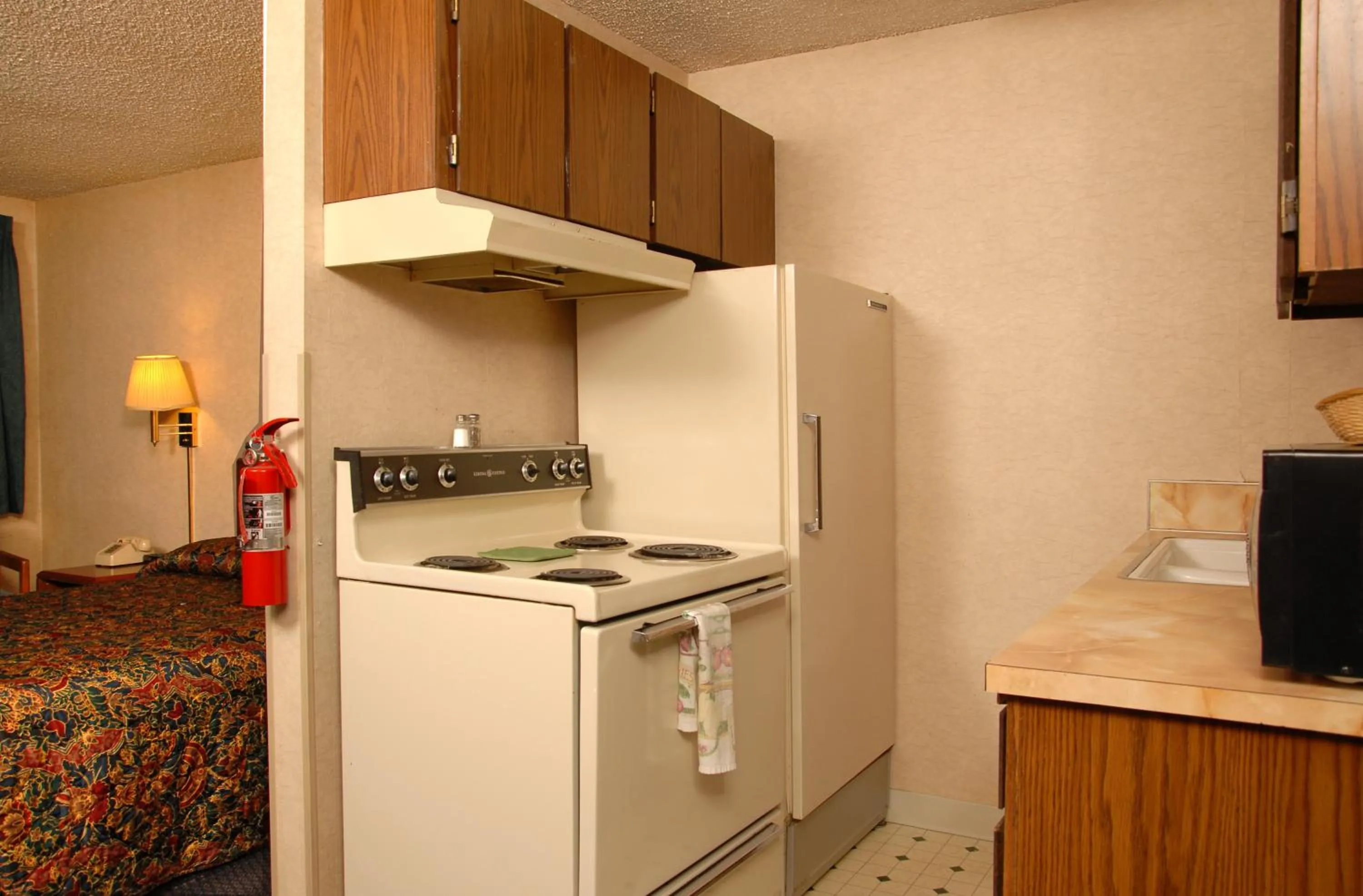 Kitchen or kitchenette in Redmond Inn