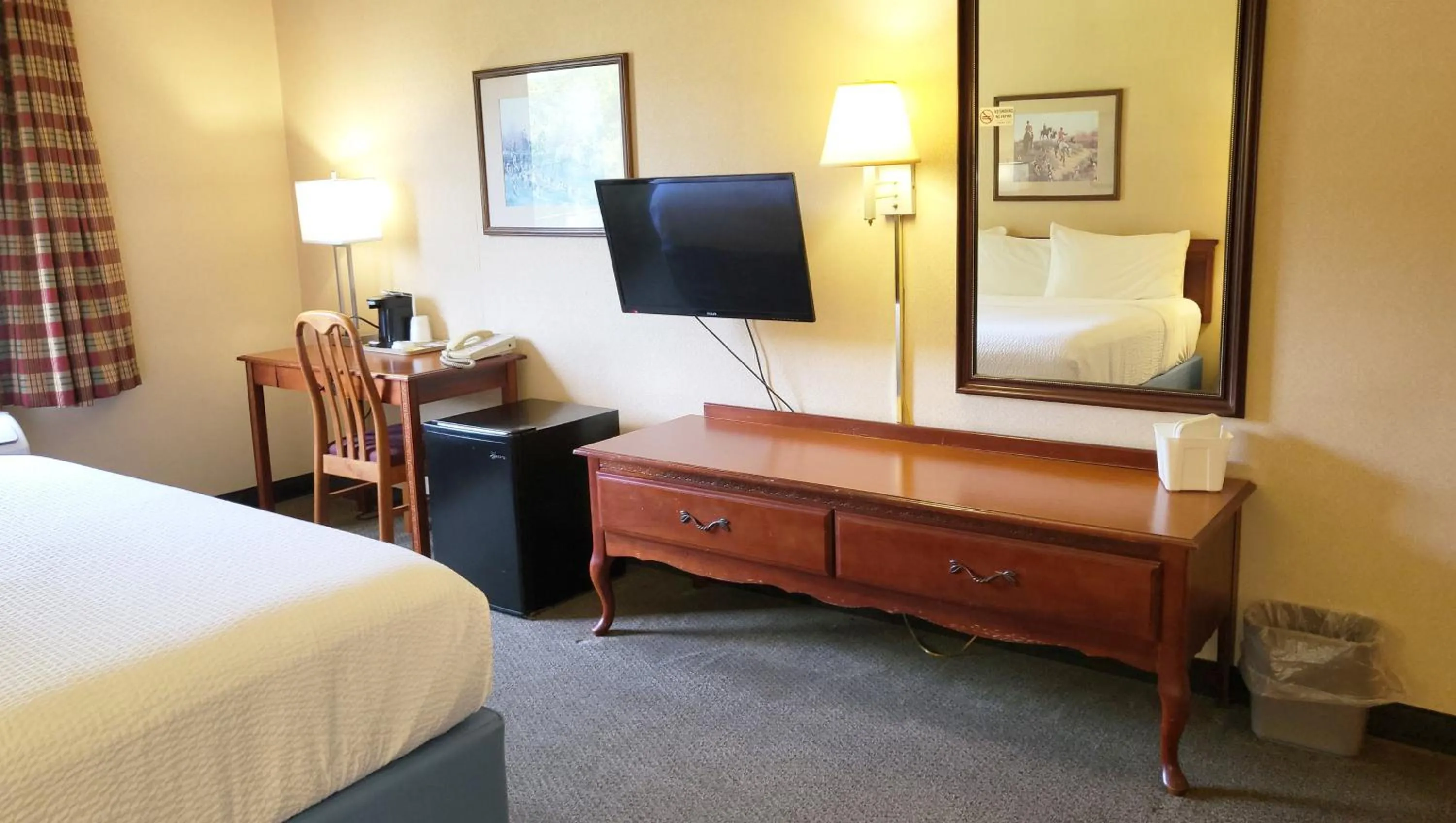 Photo of the whole room, Bed in Magnuson Hotel West Liberty
