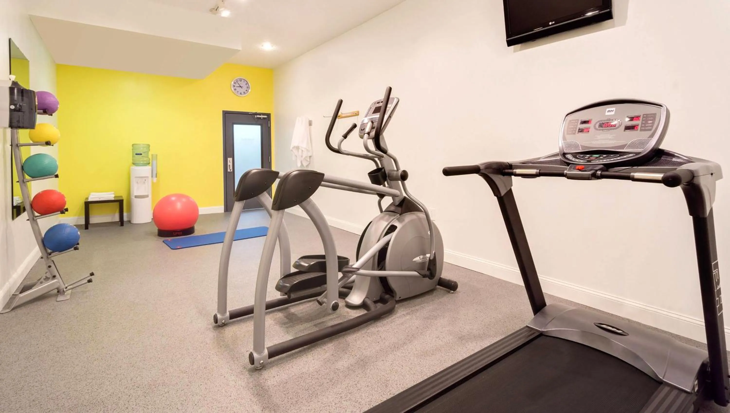 Fitness centre/facilities in Magnuson Hotel West Liberty