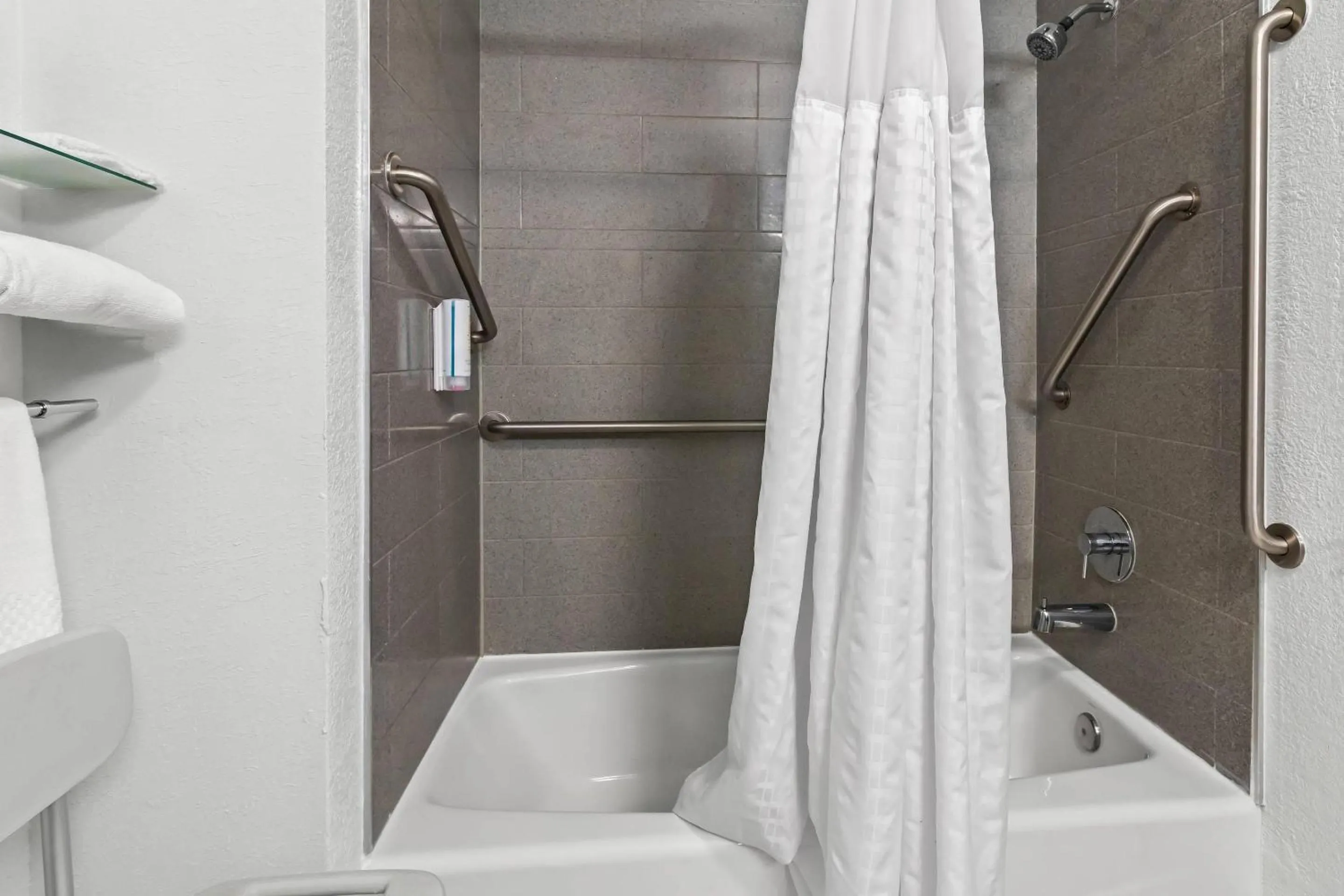 Bedroom in Rodeway Inn Delmont