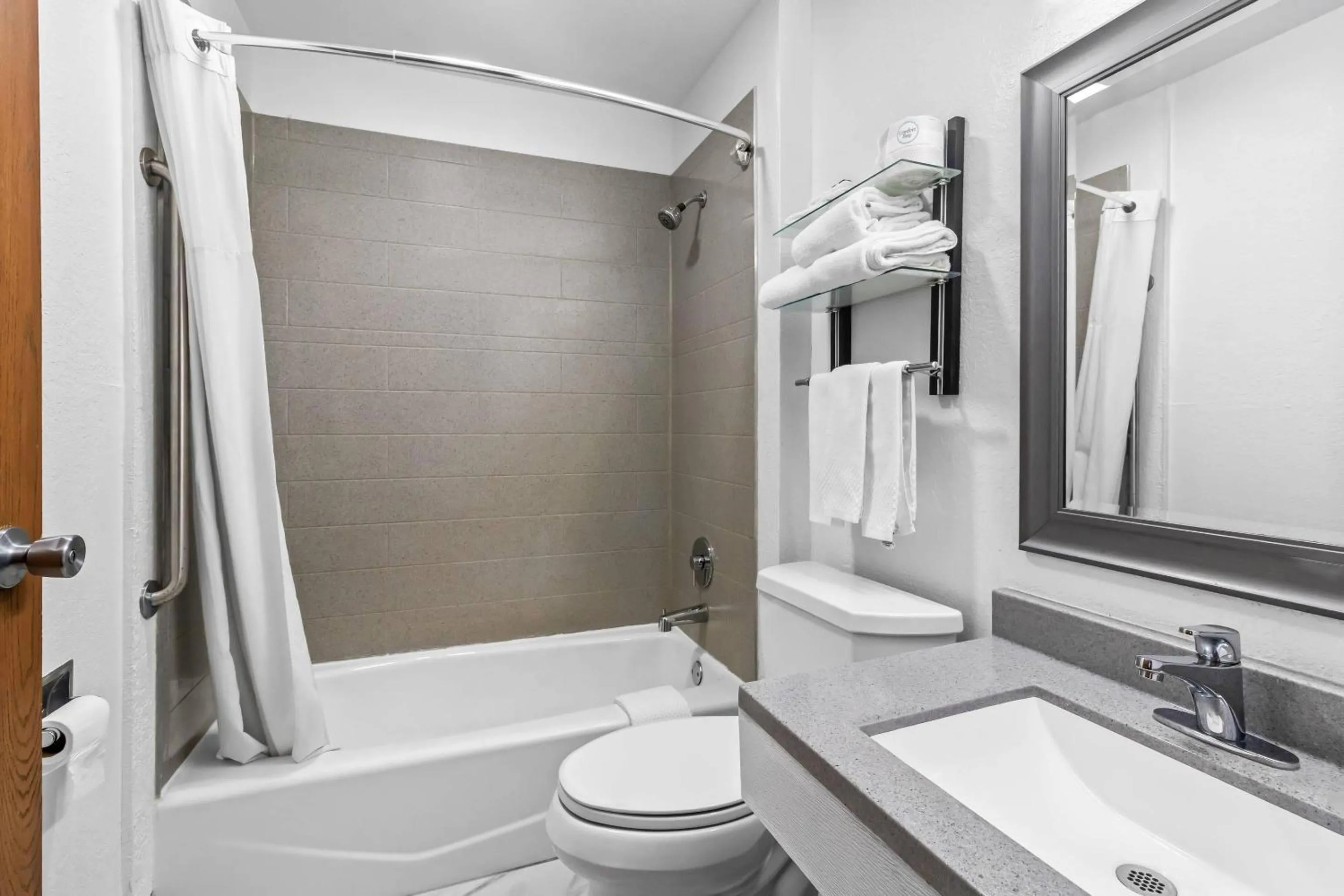 Bedroom in Rodeway Inn Delmont