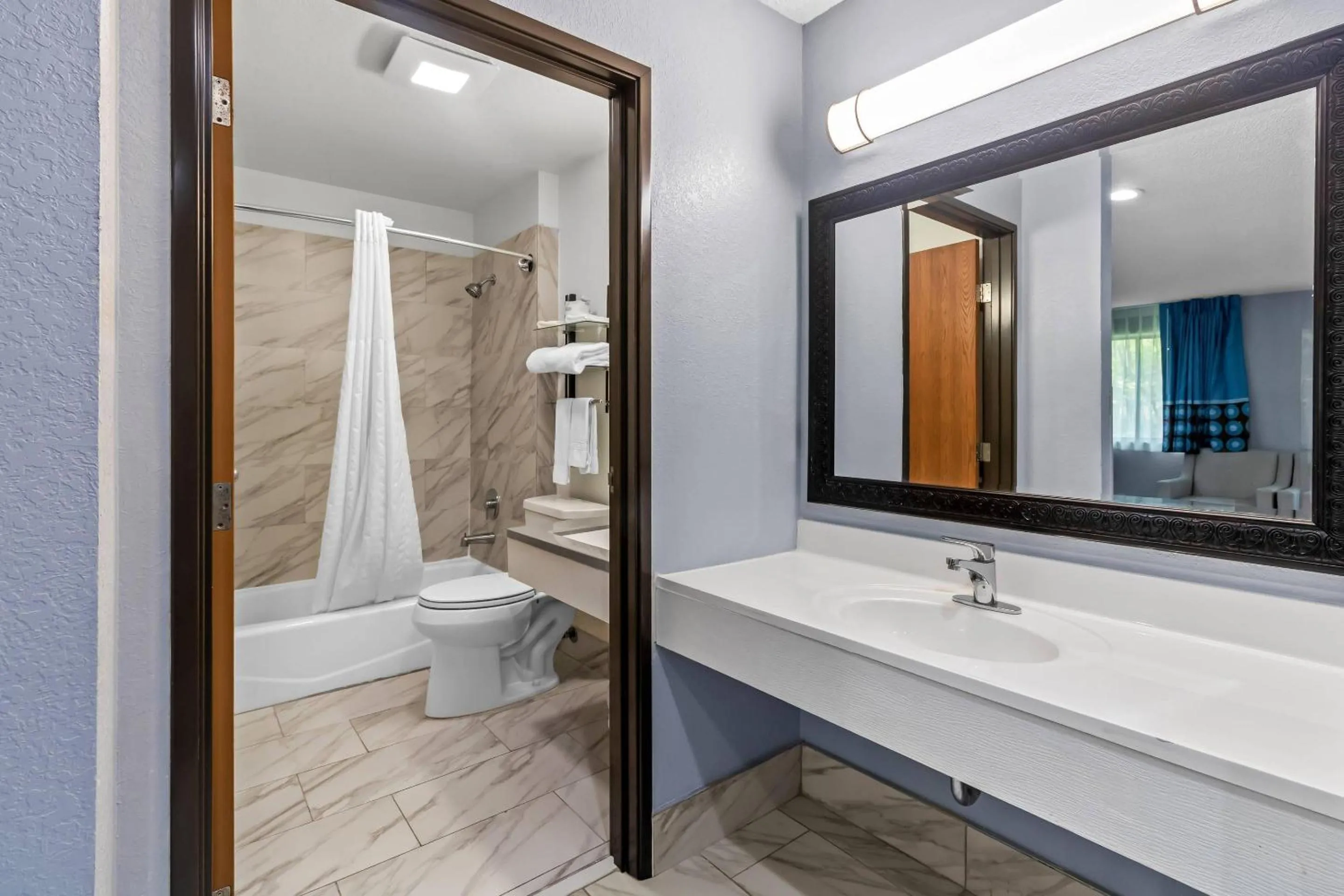 Bedroom in Rodeway Inn Delmont