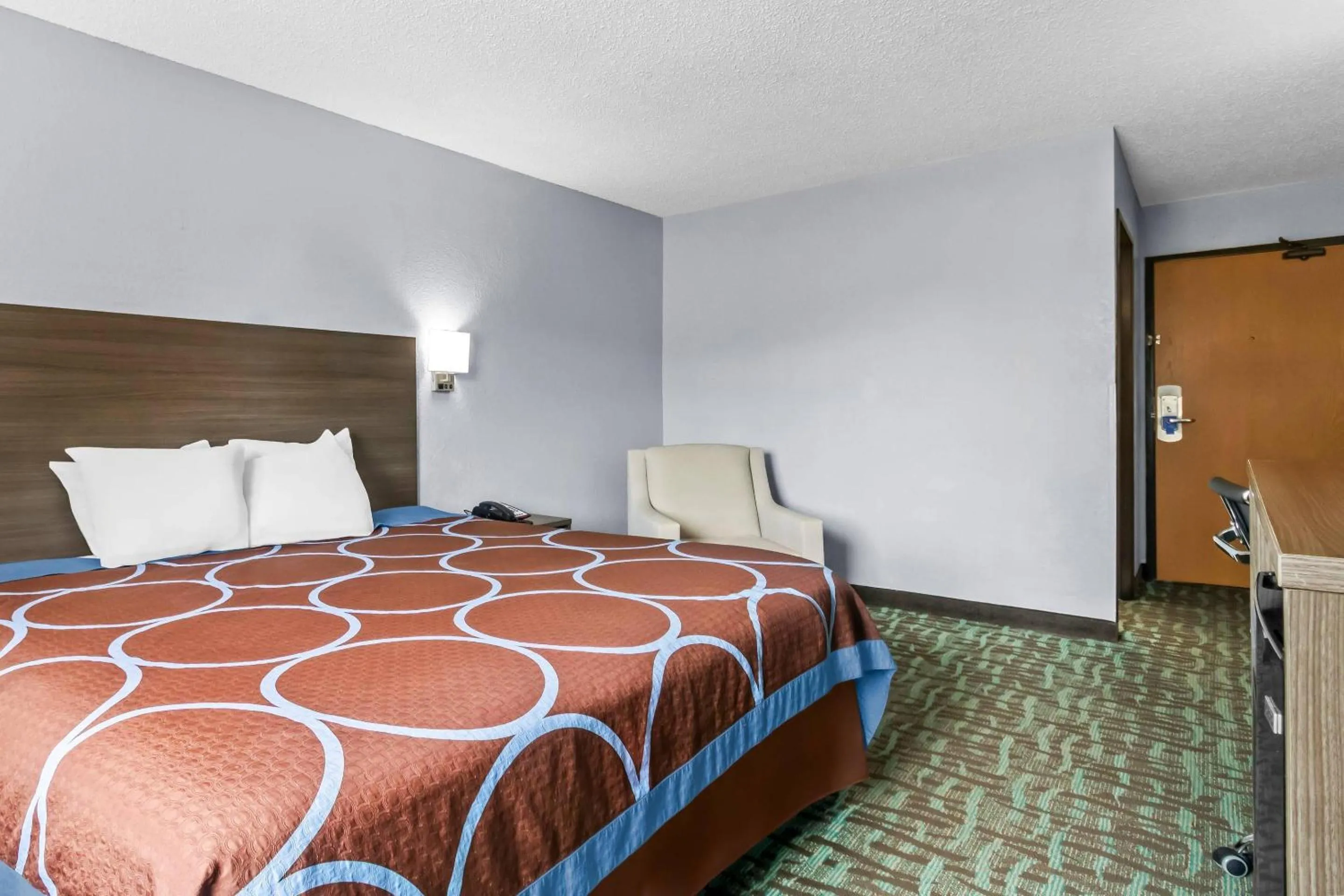 Bedroom, Bed in Rodeway Inn Delmont