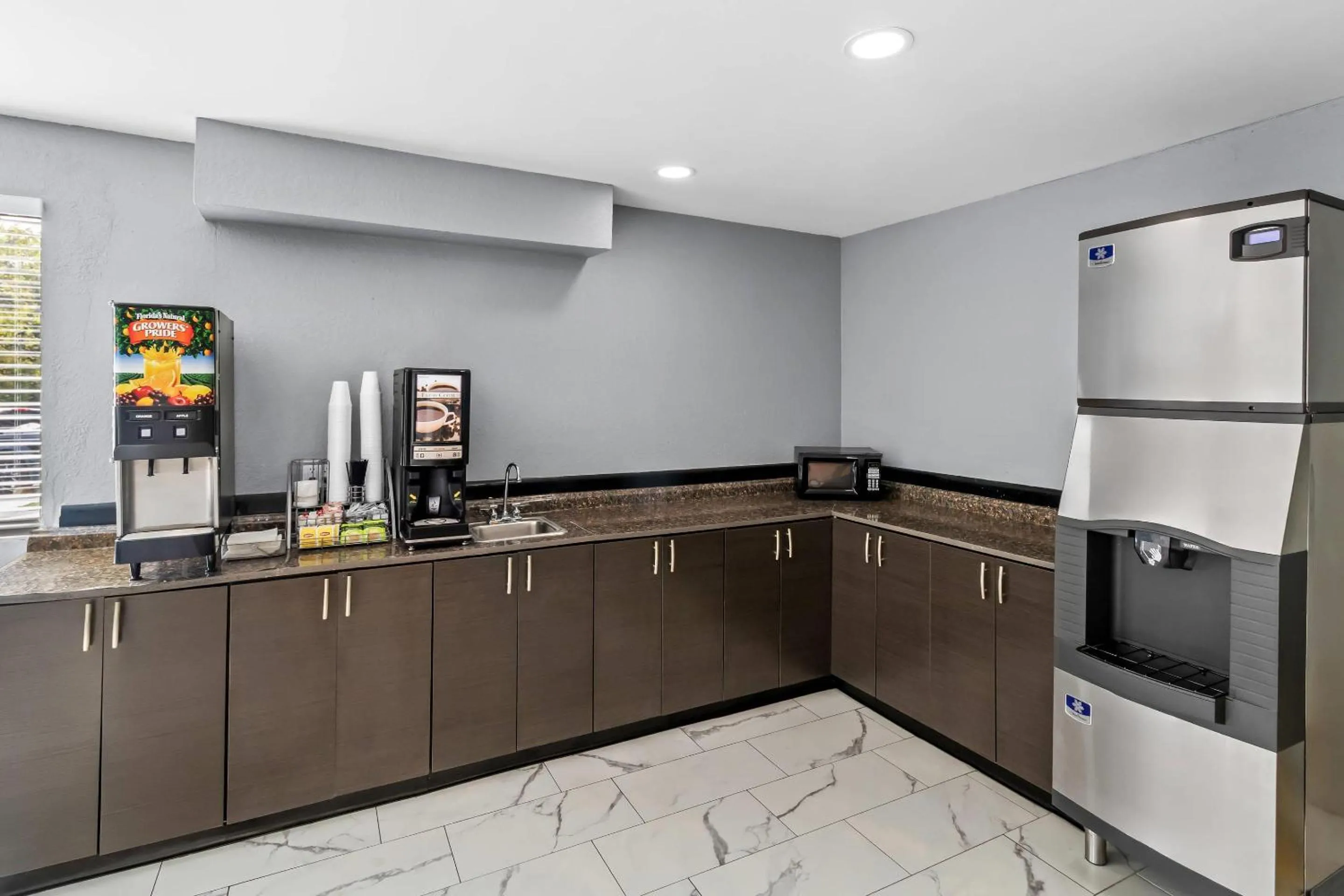 Breakfast in Rodeway Inn Delmont