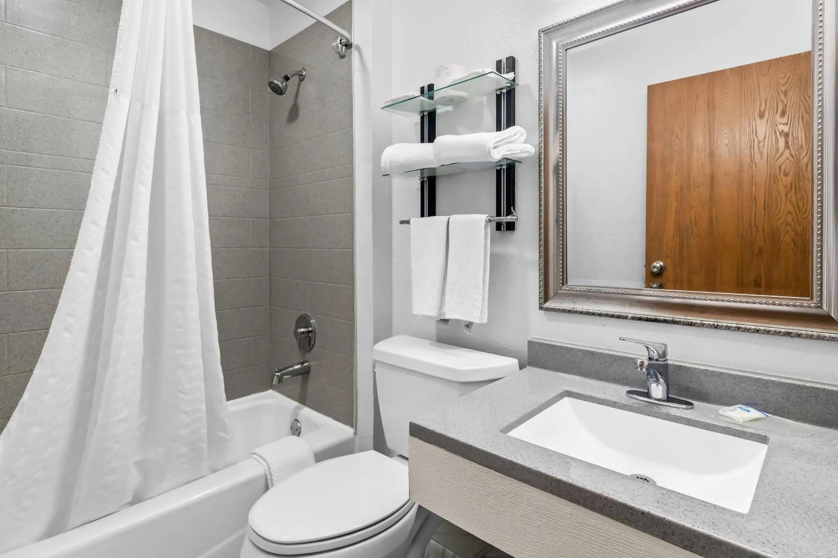 Bedroom in Rodeway Inn Delmont