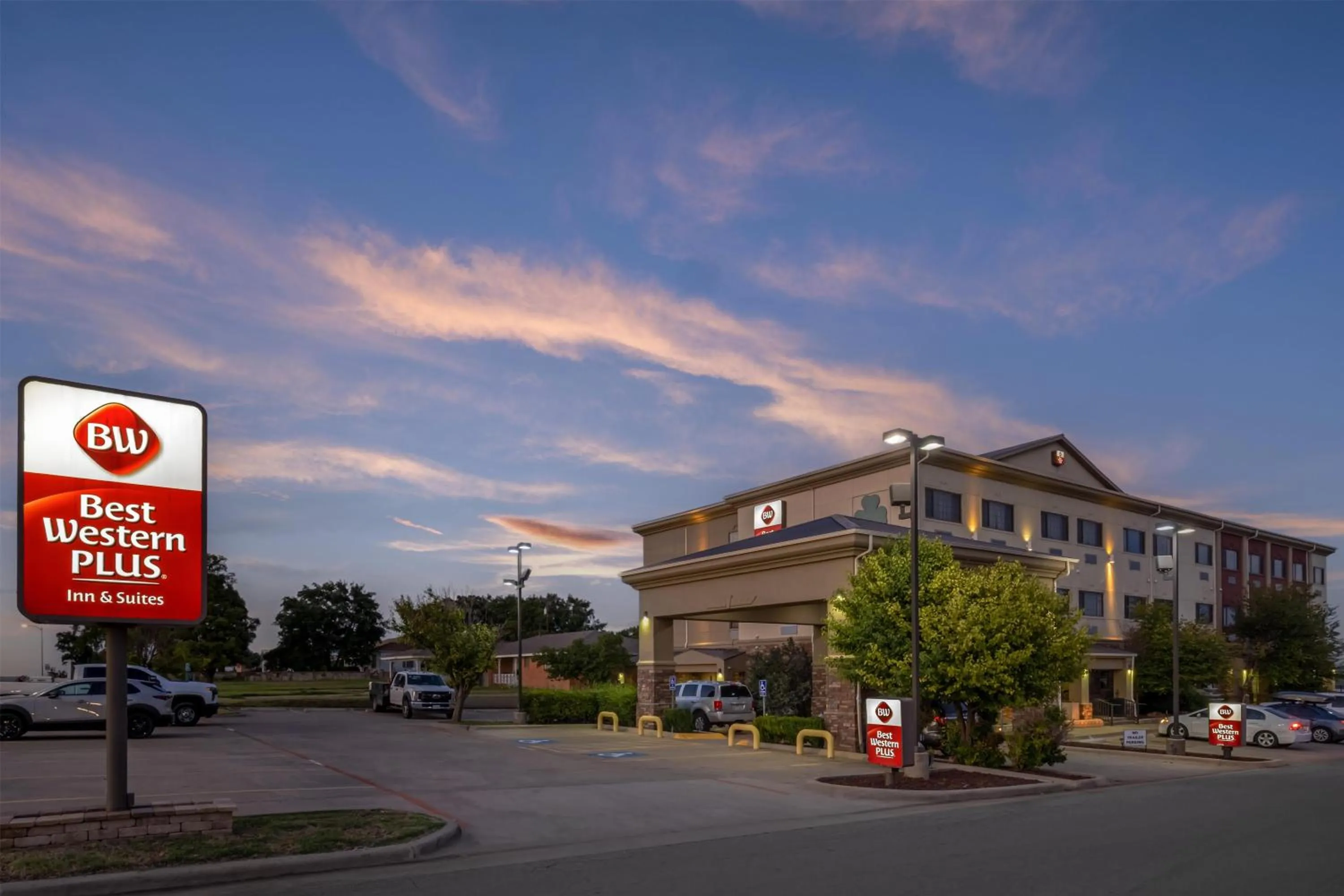 Property building in Best Western Plus Shamrock Inn & Suites