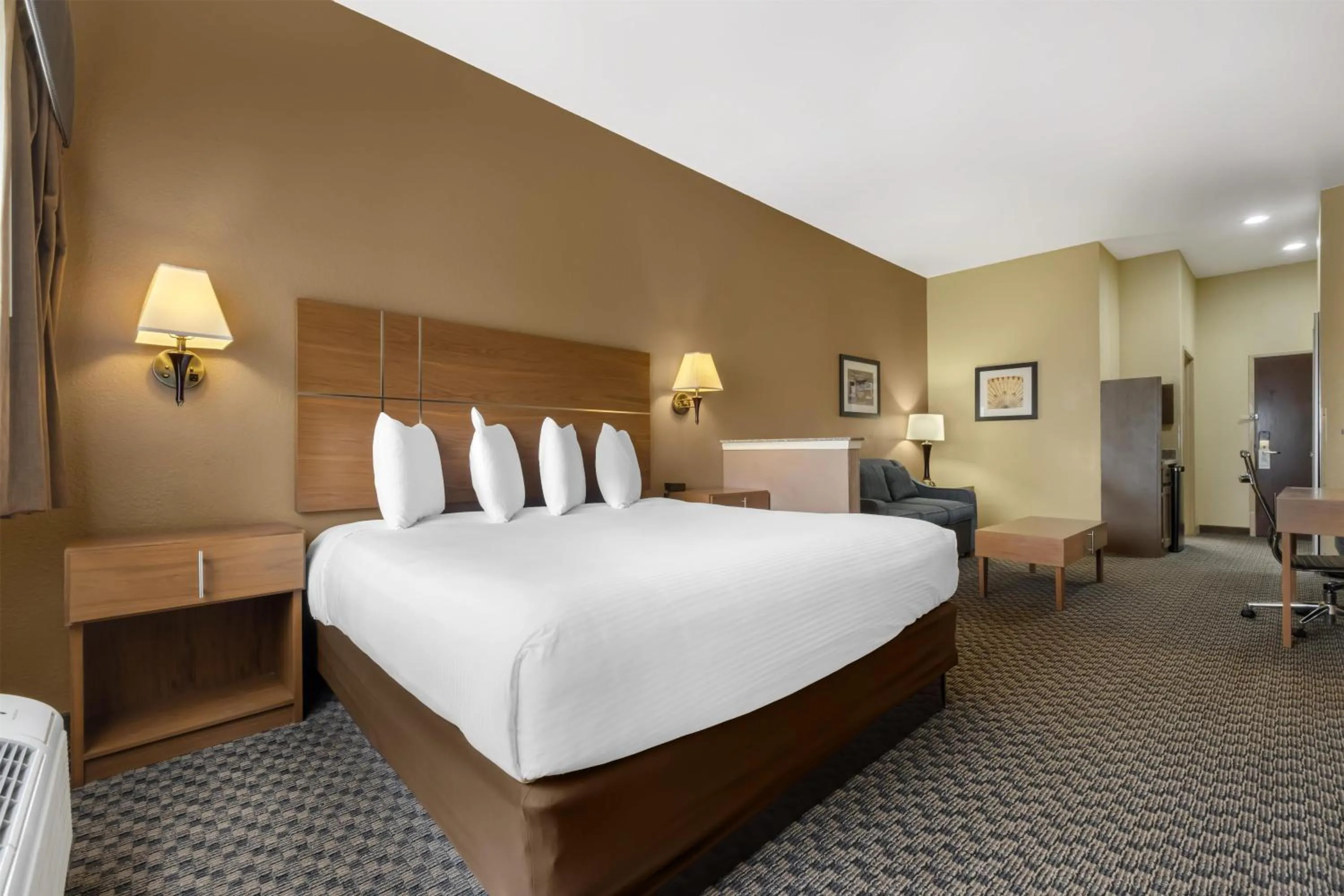 Bedroom, Bed in Best Western Plus Shamrock Inn & Suites
