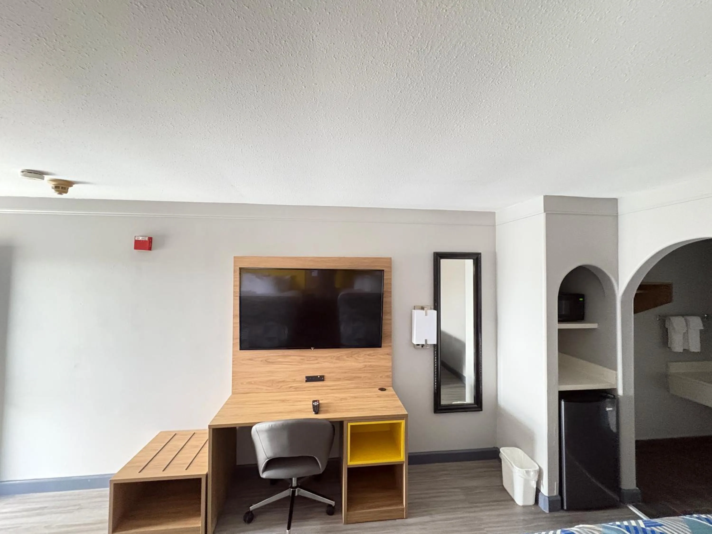 TV and multimedia in Days Inn by Wyndham Gonzales