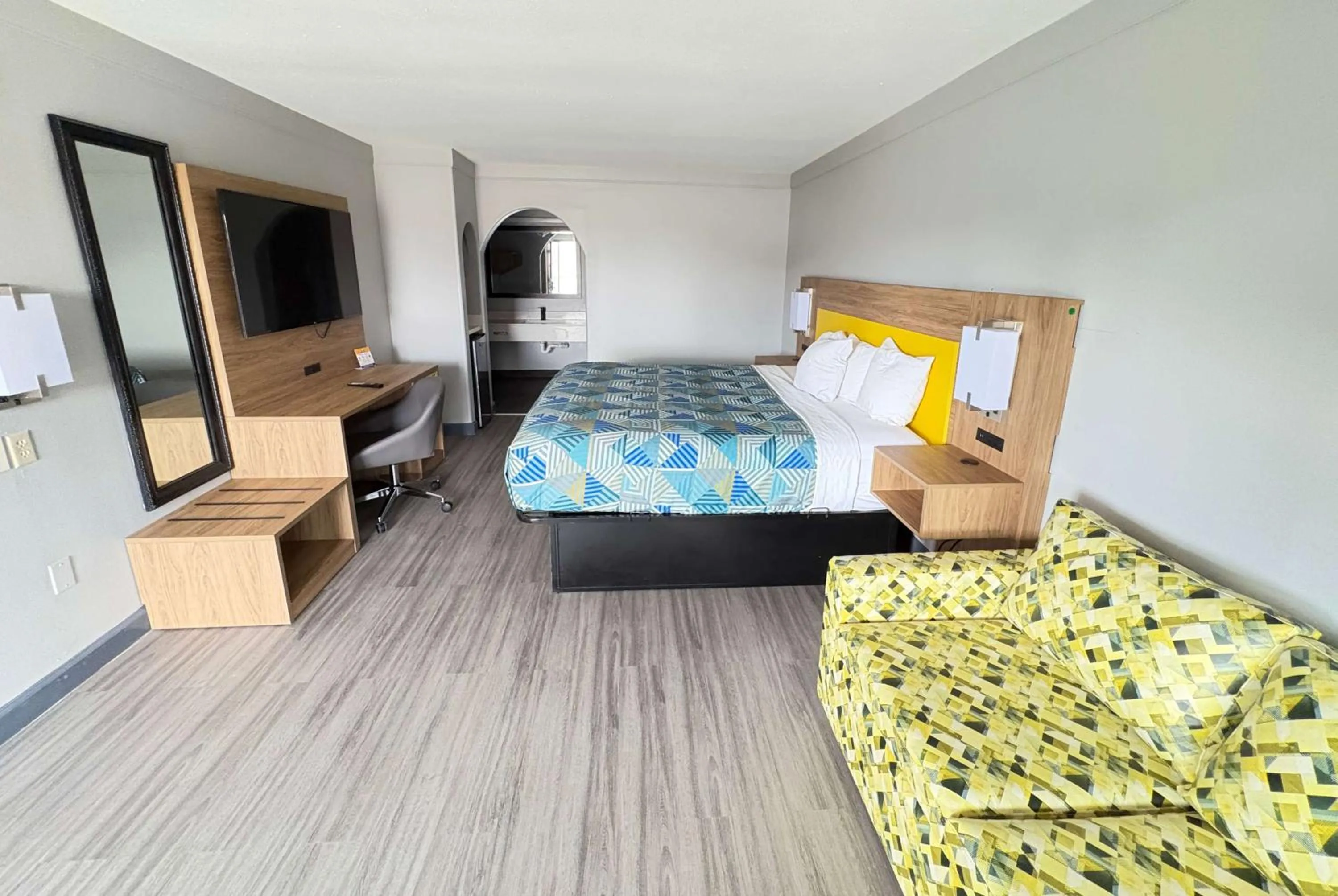 Photo of the whole room, Bed in Days Inn by Wyndham Gonzales