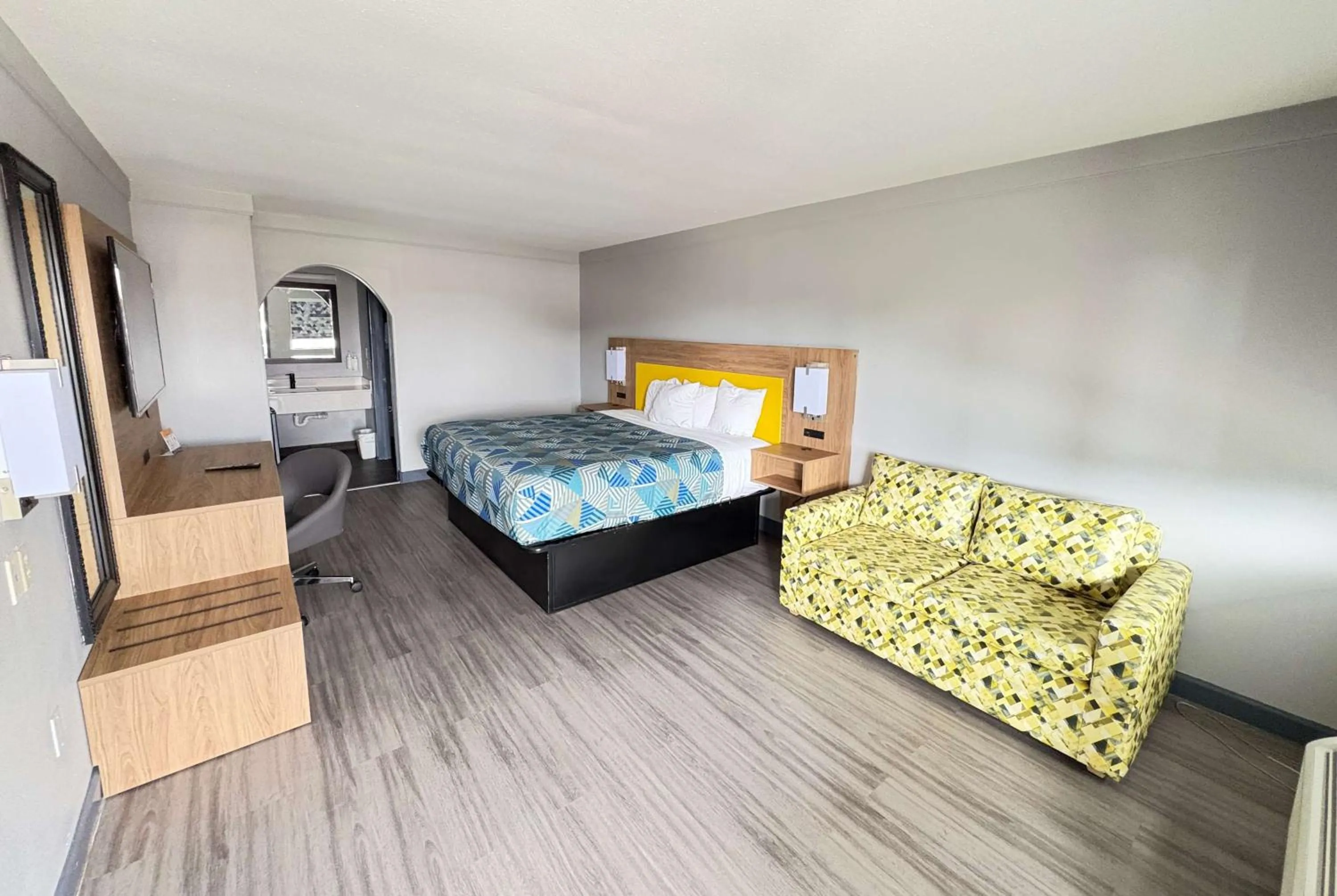 Photo of the whole room, Bed in Days Inn by Wyndham Gonzales