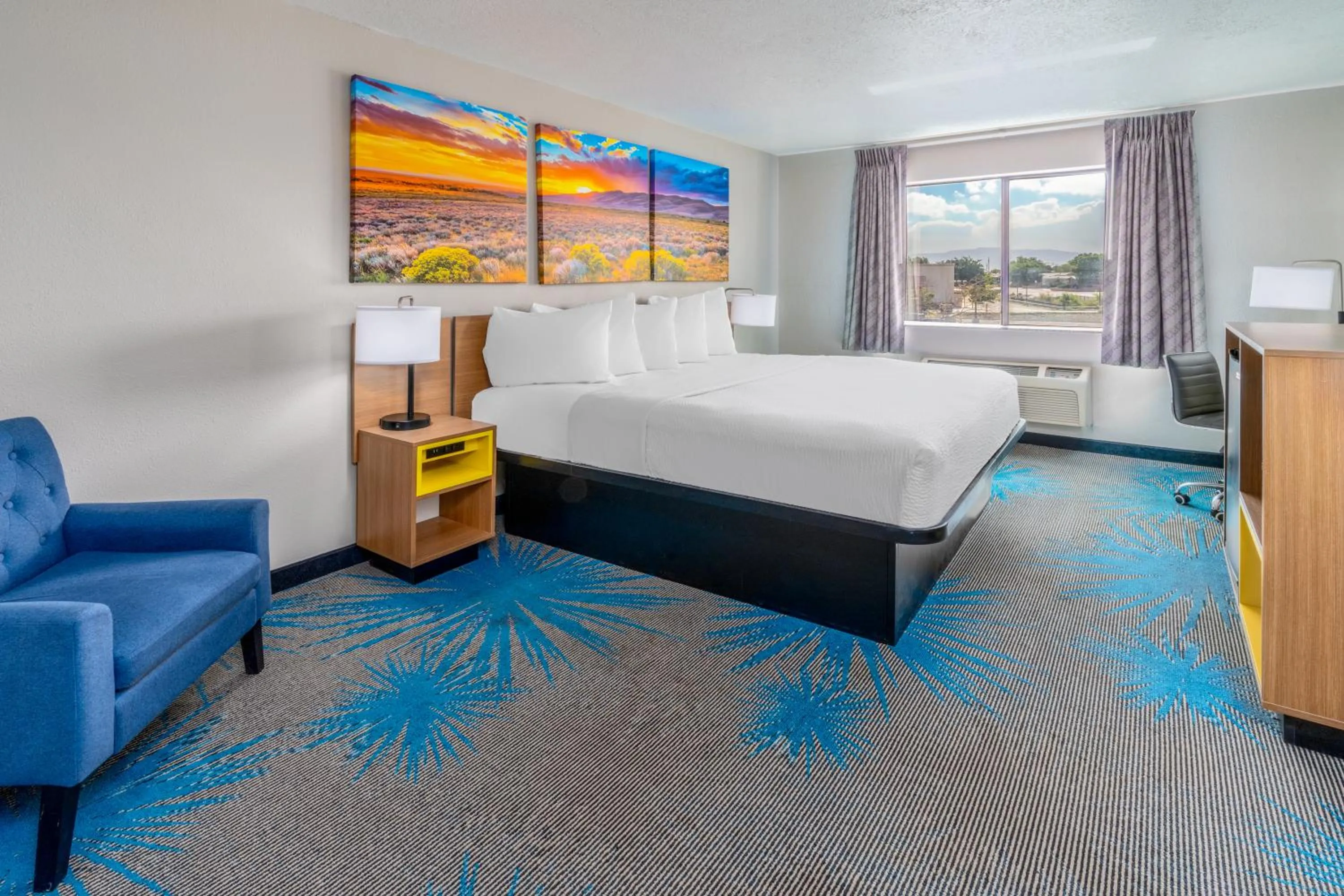 Bedroom, Bed in Days Inn by Wyndham Los Lunas
