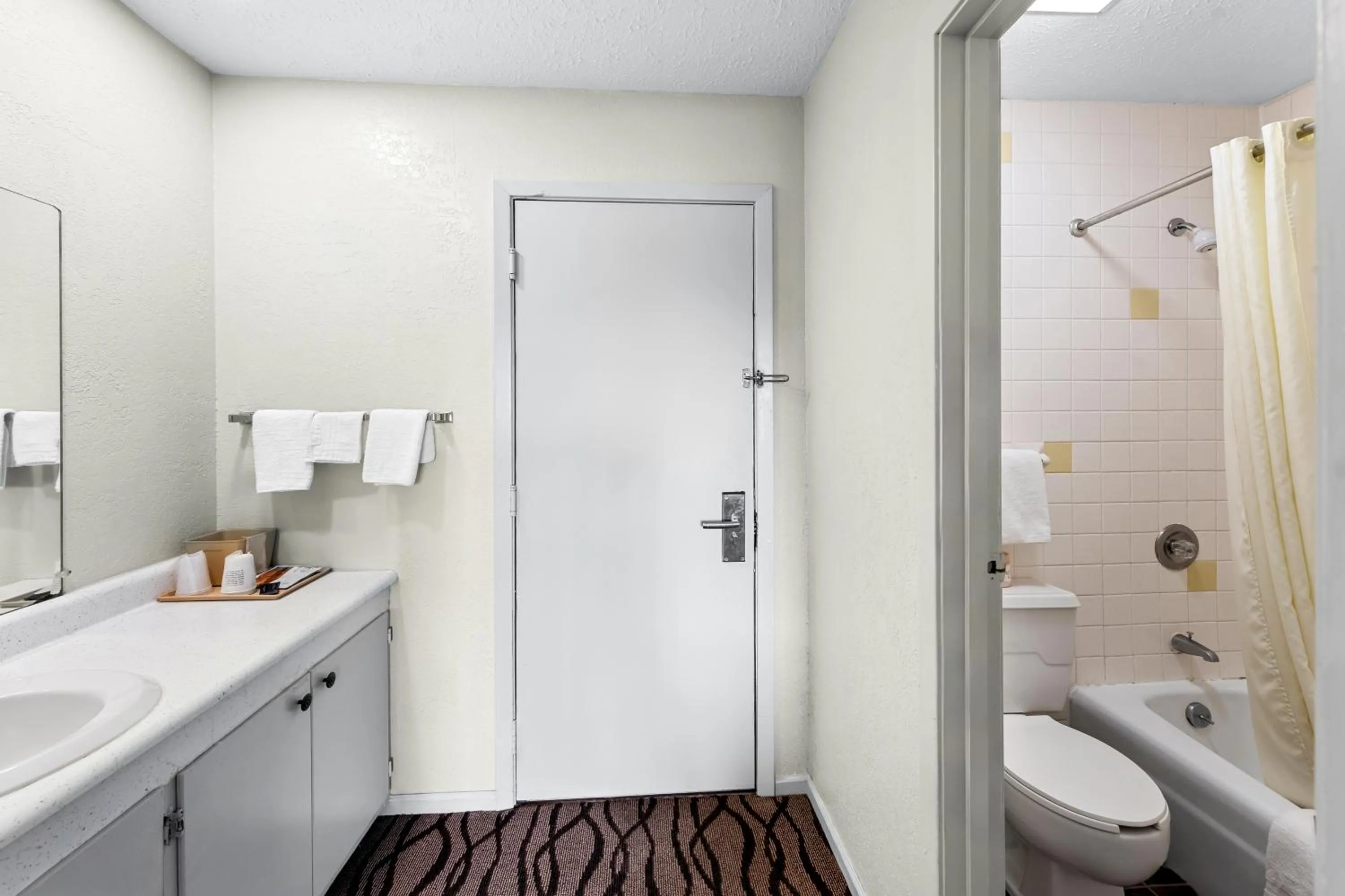 Shower in Americas Best Value Inn Marion