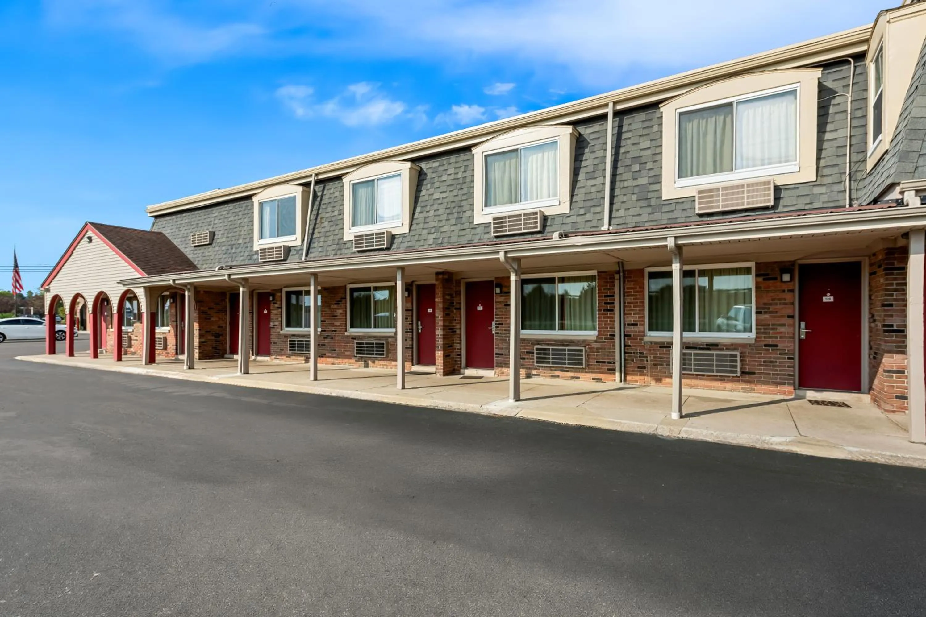 Property building in Americas Best Value Inn Marion