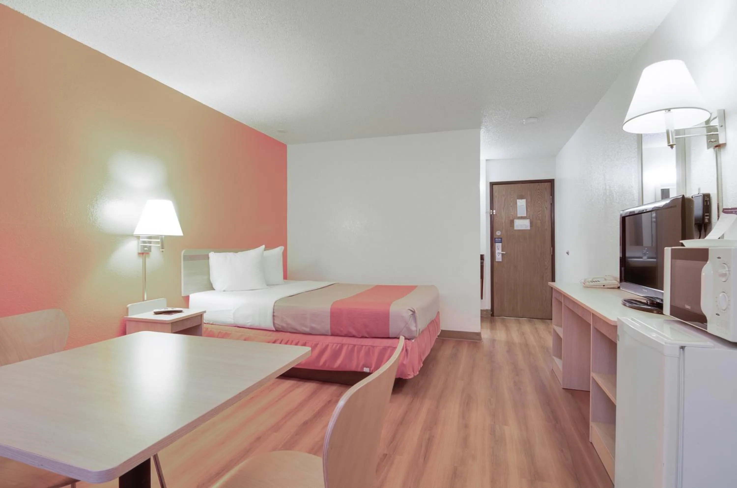 Bedroom, Bed in Motel 6-Colby, KS