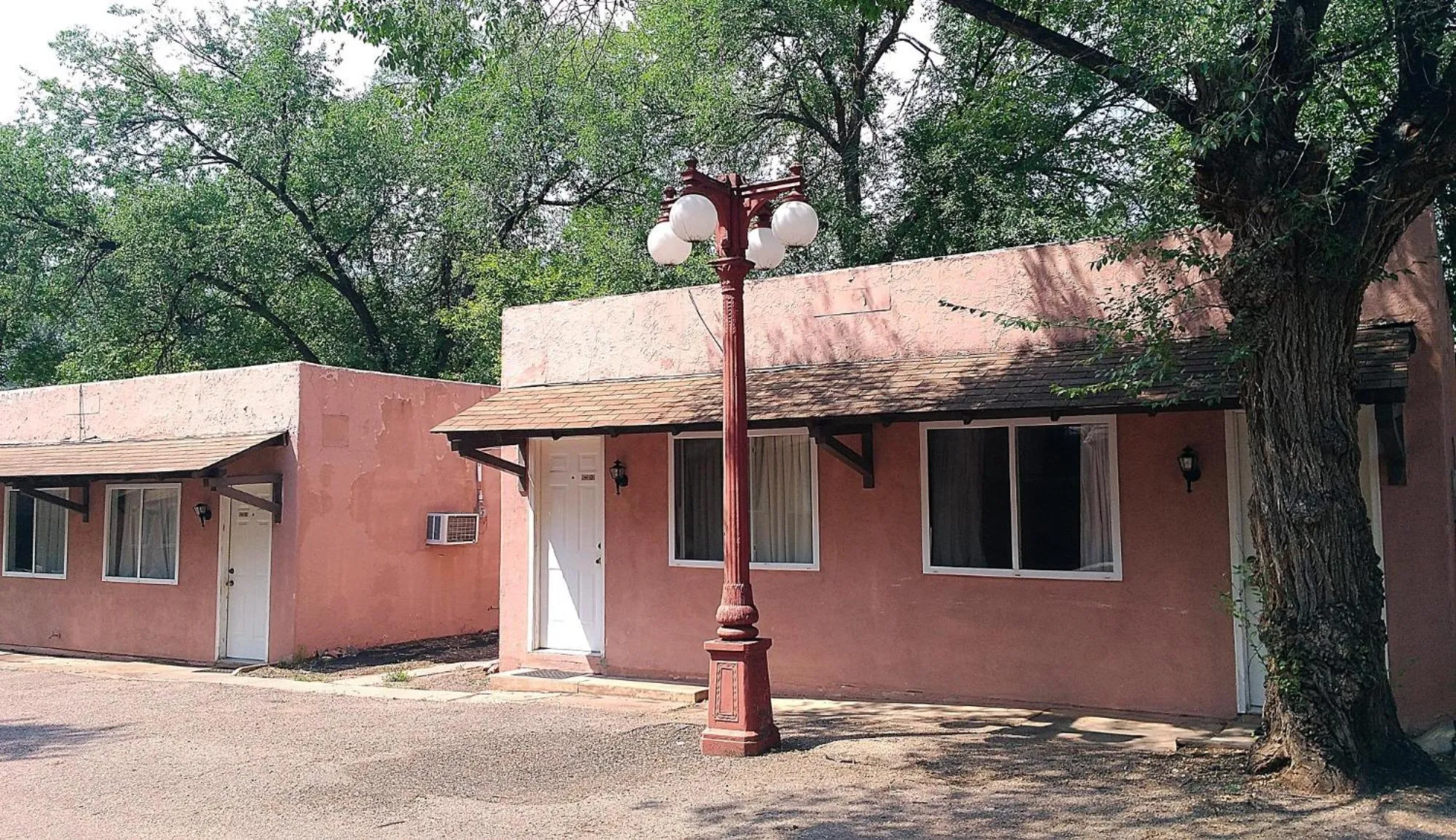 Property building in Buffalo Lodge Bicycle Resort - Amazing access to local trails & the Garden