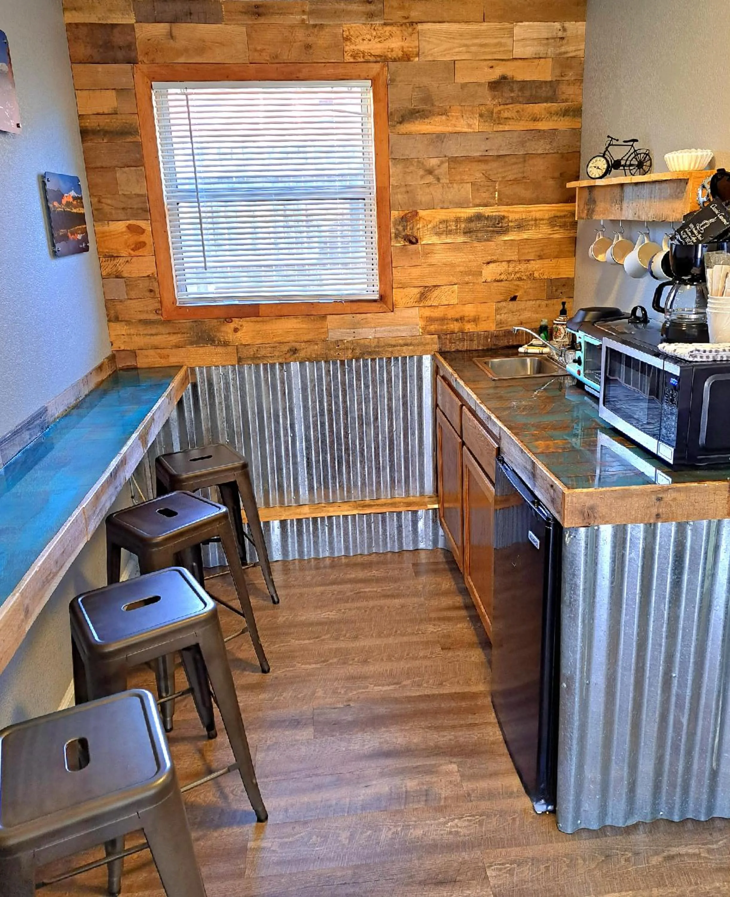 Kitchen or kitchenette in Buffalo Lodge Bicycle Resort - Amazing access to local trails & the Garden