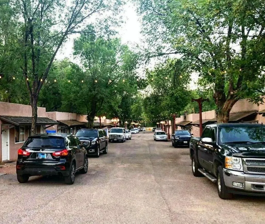 Property building in Buffalo Lodge Bicycle Resort - Amazing access to local trails & the Garden
