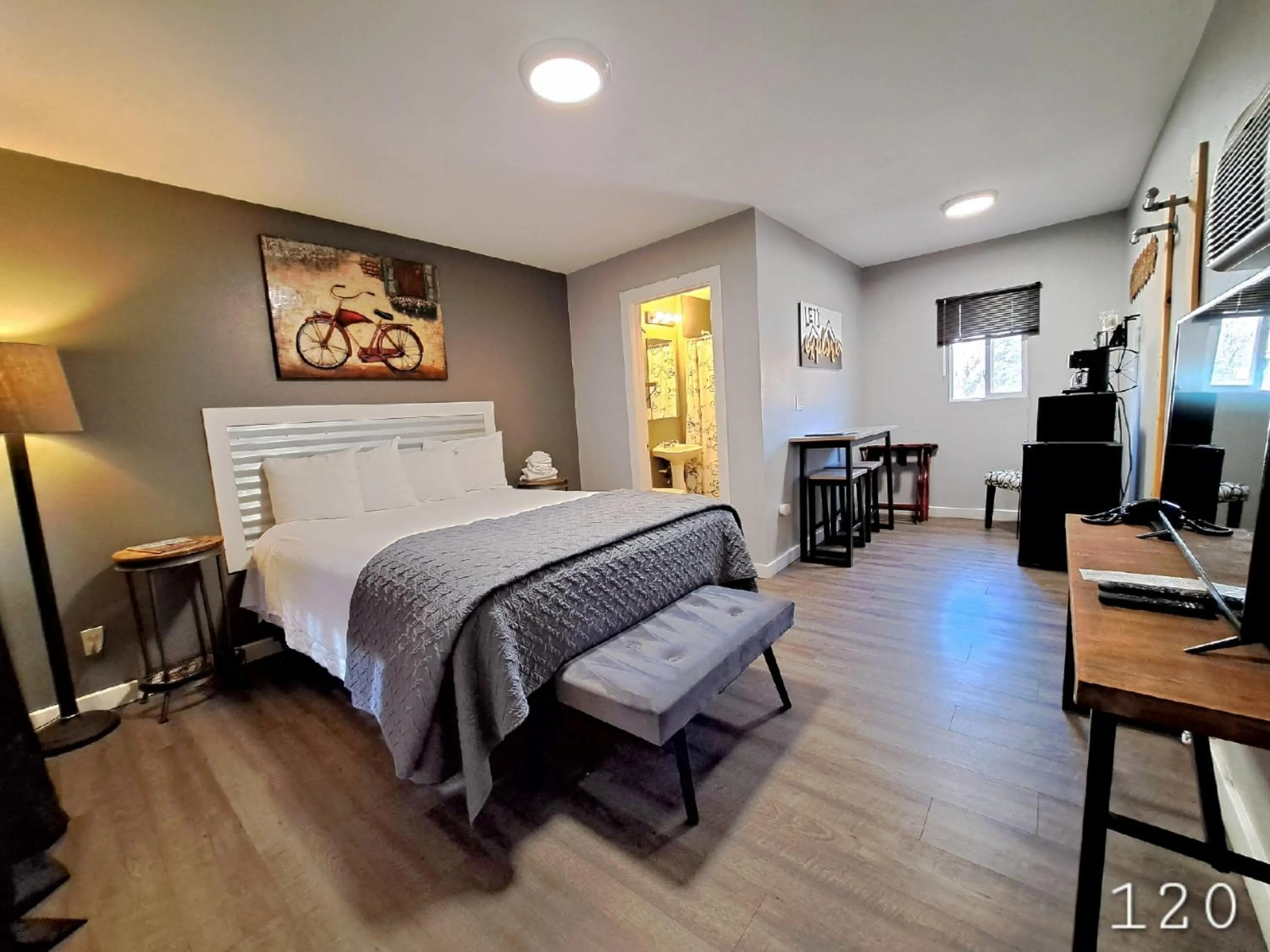 Bedroom, Bed in Buffalo Lodge Bicycle Resort - Amazing access to local trails & the Garden