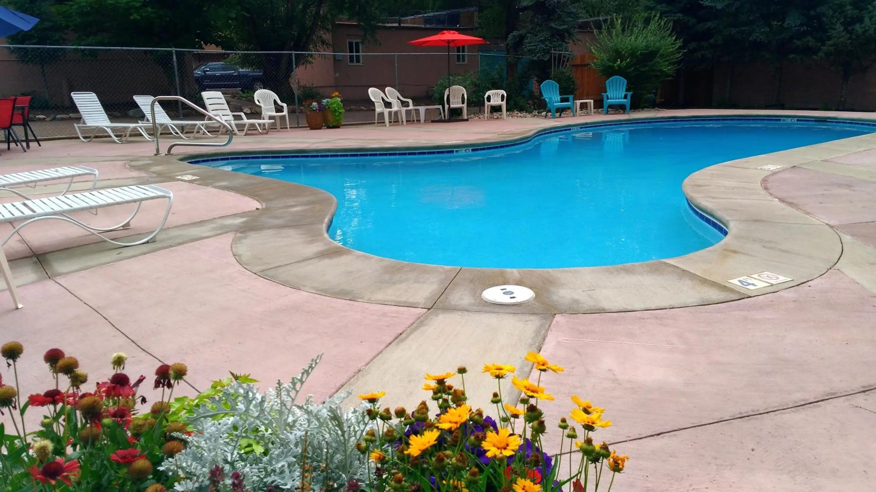 Swimming pool in Buffalo Lodge Bicycle Resort - Amazing access to local trails & the Garden