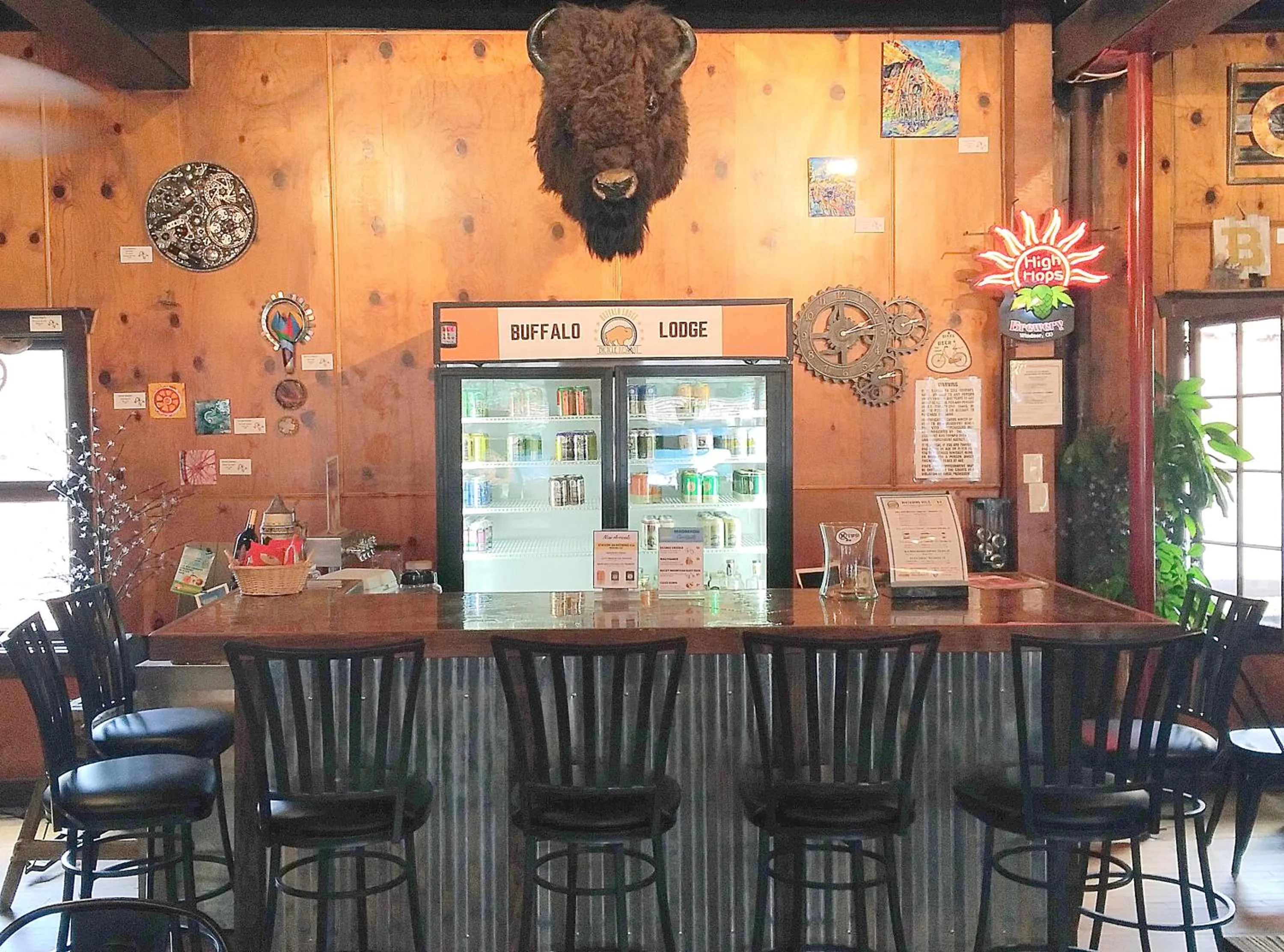 Communal lounge/ TV room in Buffalo Lodge Bicycle Resort - Amazing access to local trails & the Garden