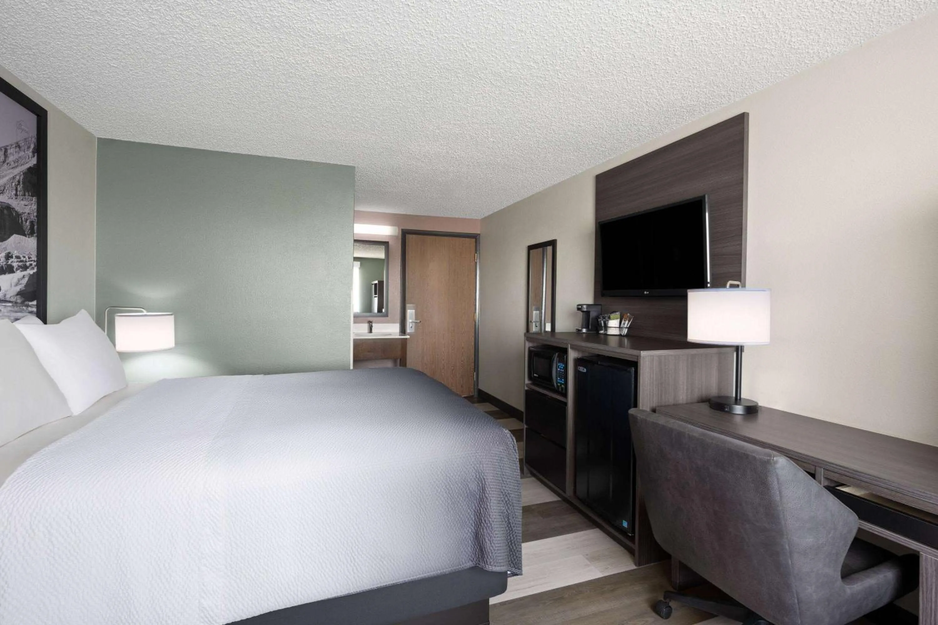 Photo of the whole room, Bed in Super 8 by Wyndham Conrad