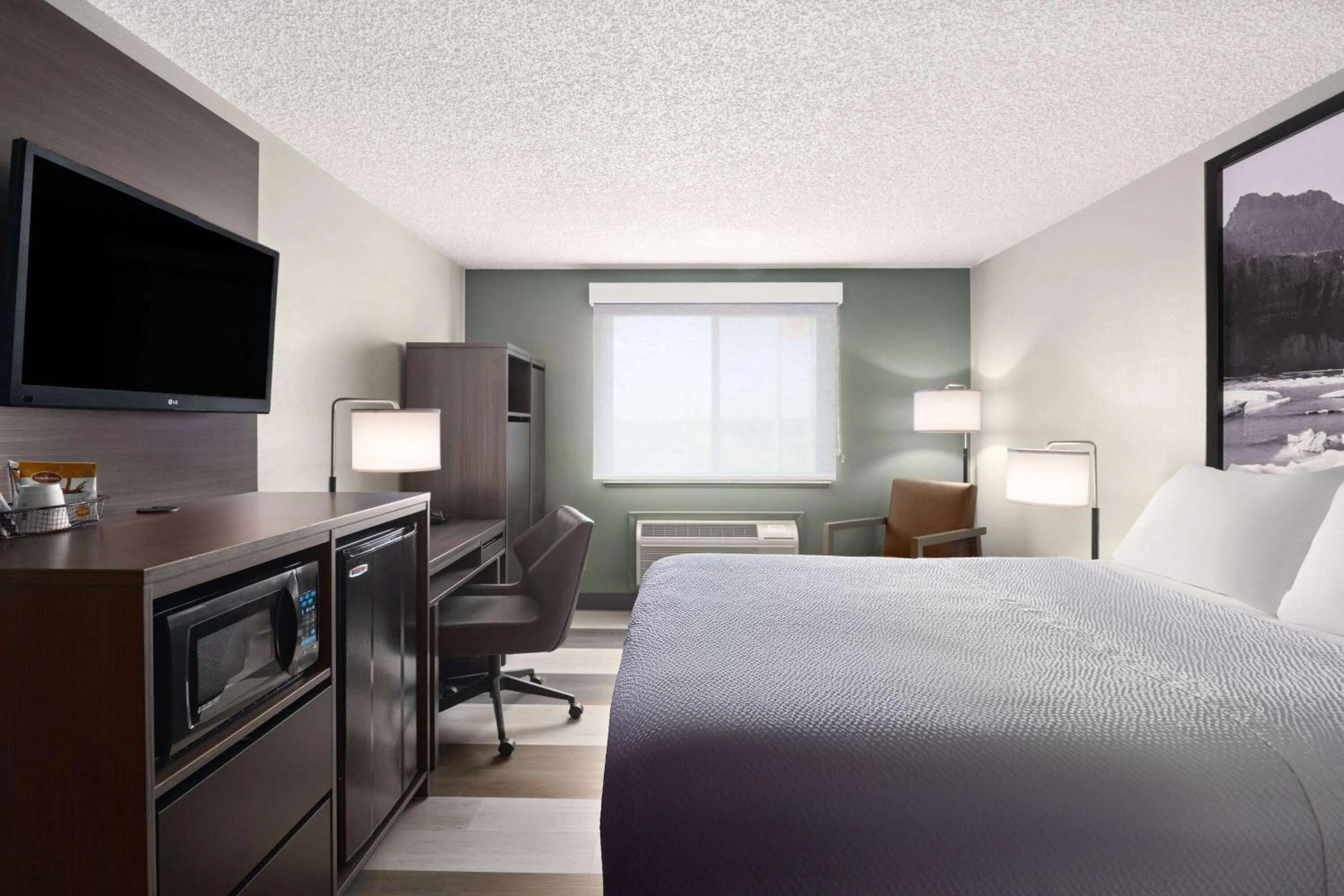 Photo of the whole room, Bed in Super 8 by Wyndham Conrad