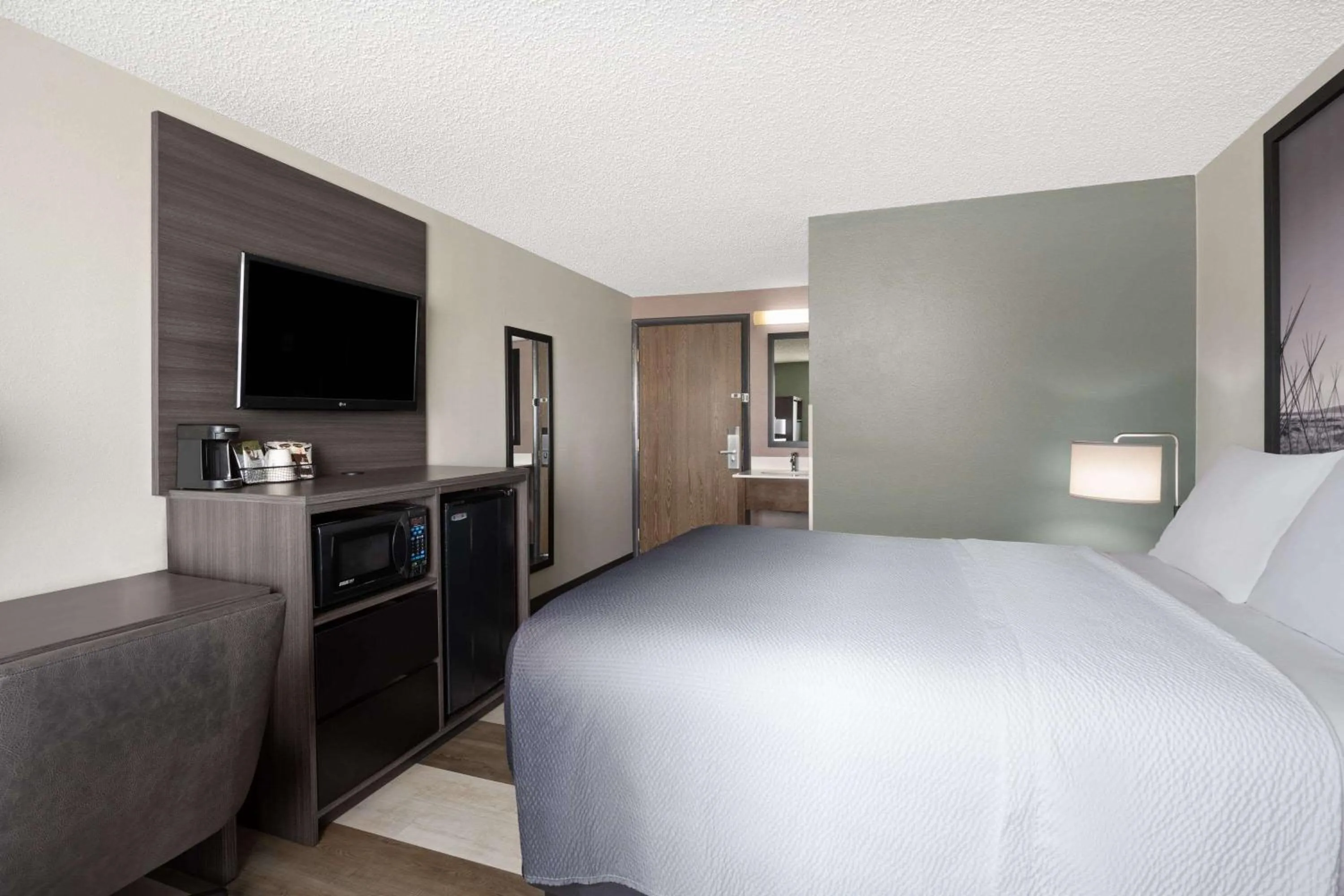 Photo of the whole room, Bed in Super 8 by Wyndham Conrad