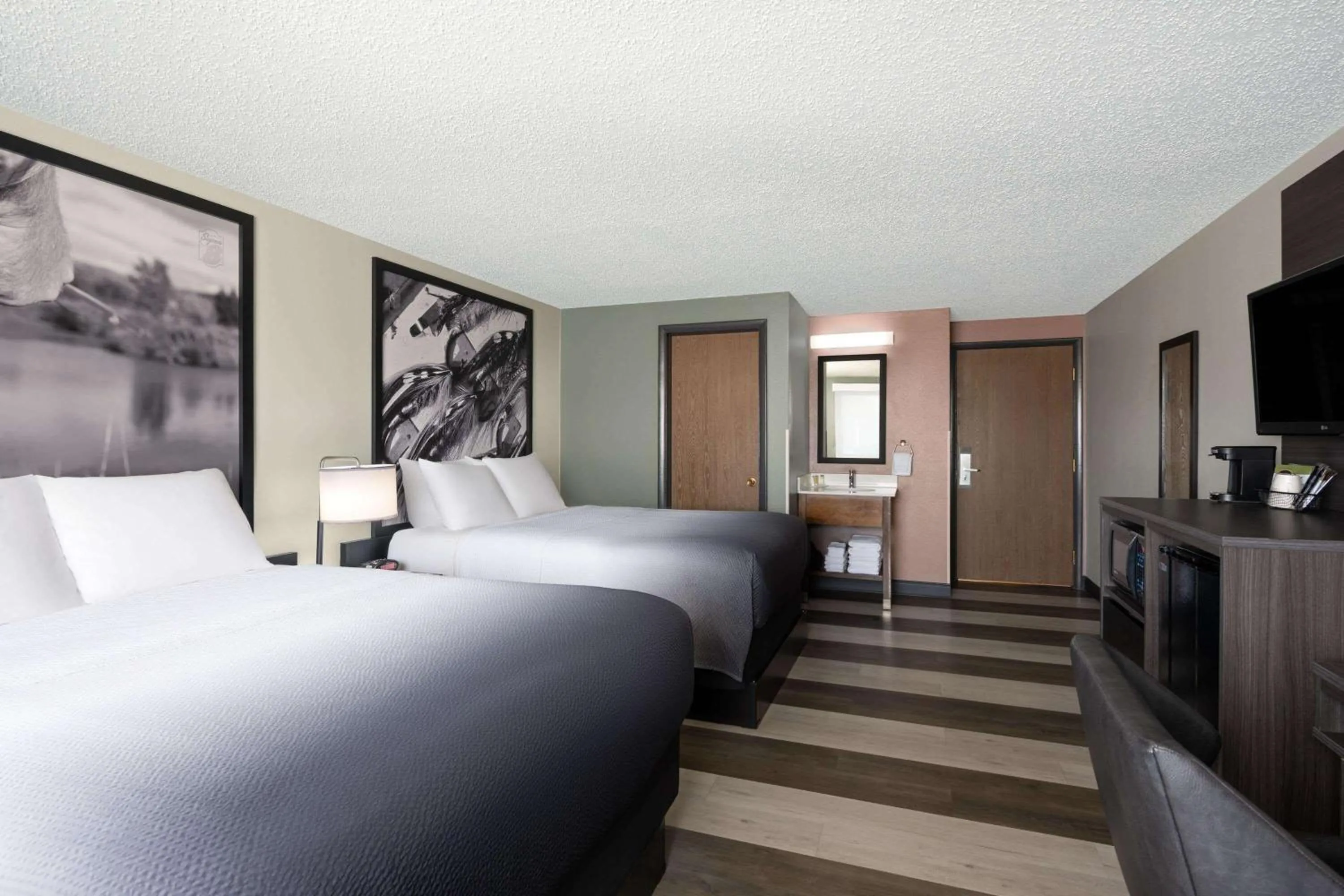 Photo of the whole room, Bed in Super 8 by Wyndham Conrad