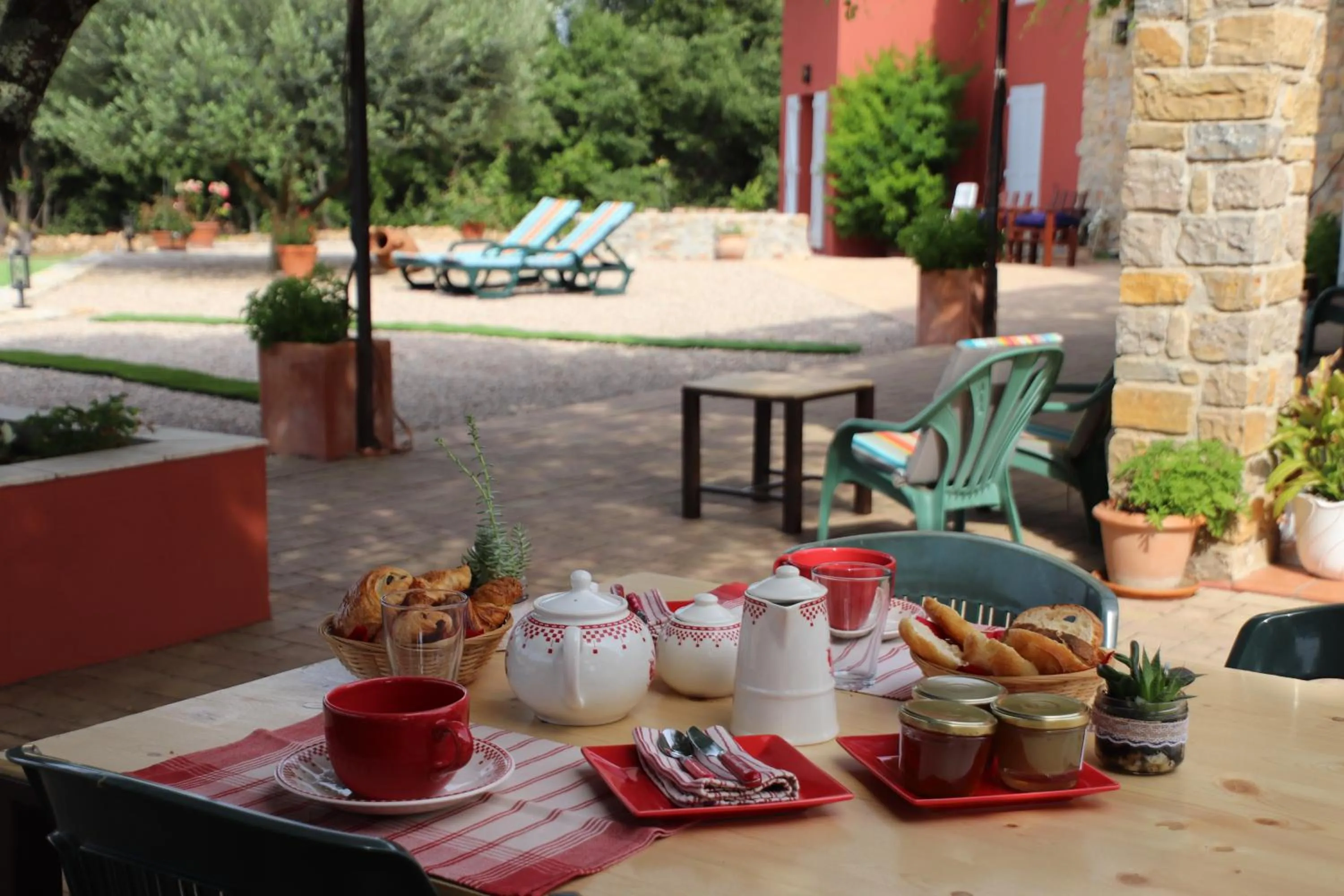Continental breakfast in LA BASTIDE DE NINI