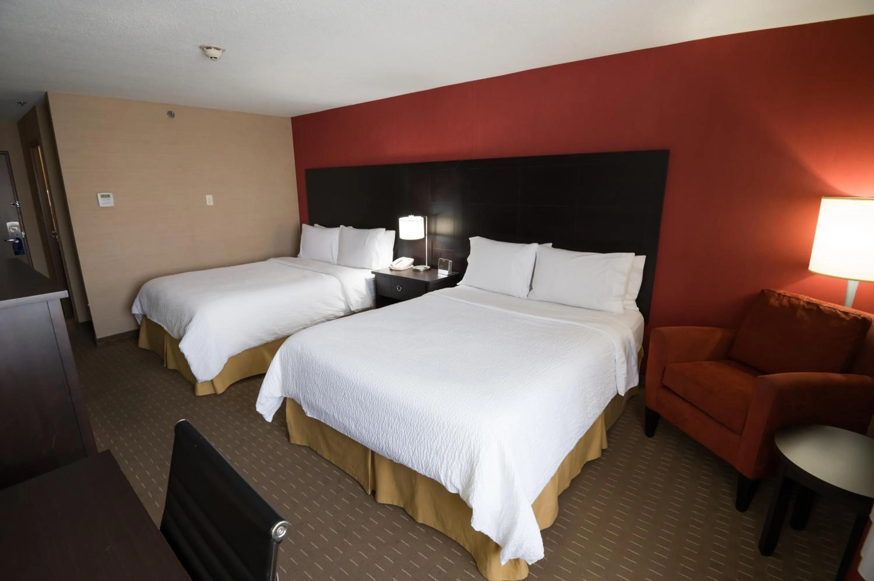 Bed in Holiday Inn Express Hotel & Suites Chatham South by IHG