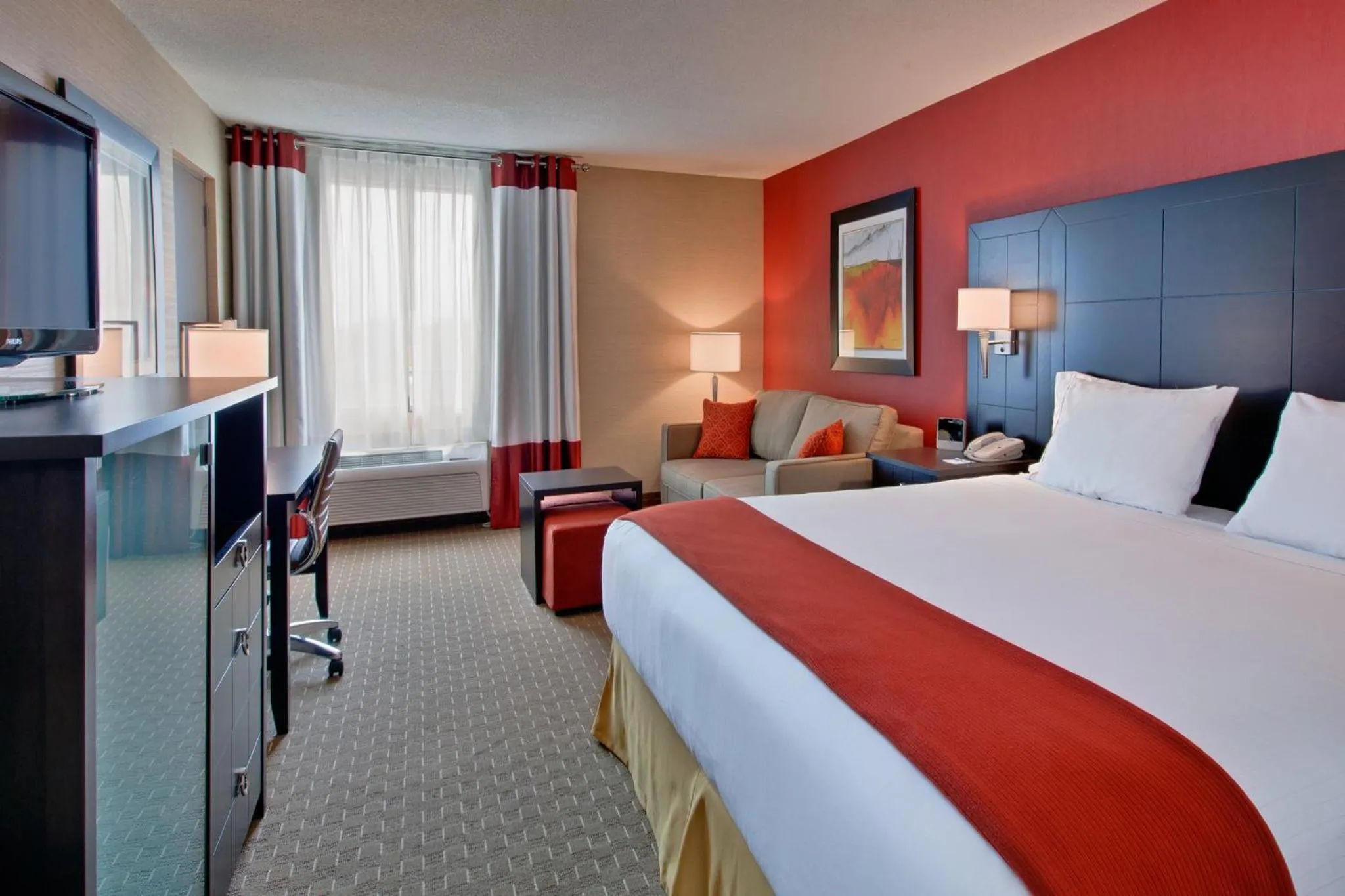 Photo of the whole room, Bed in Holiday Inn Express Hotel & Suites Chatham South by IHG