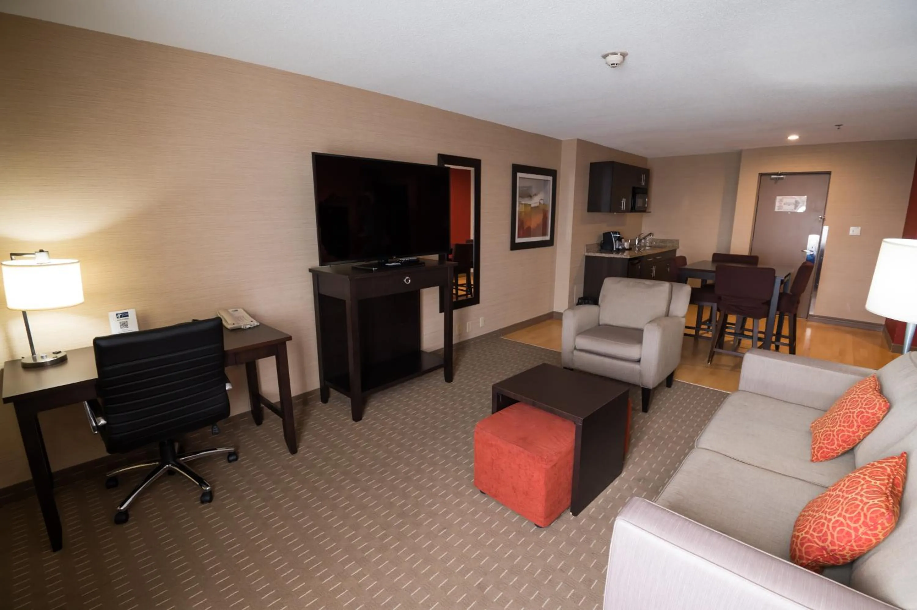Living room in Holiday Inn Express Hotel & Suites Chatham South by IHG