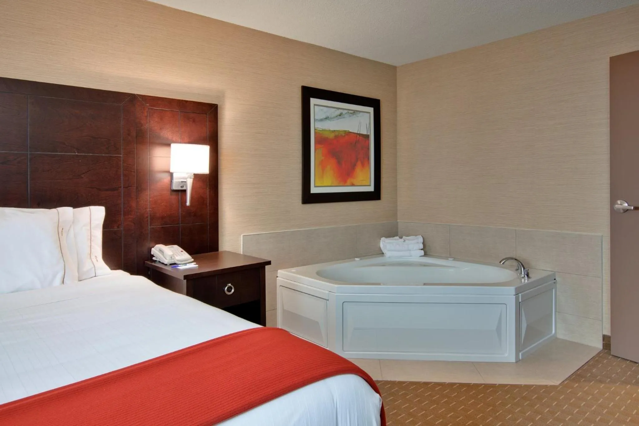 Photo of the whole room, Bed in Holiday Inn Express Hotel & Suites Chatham South by IHG